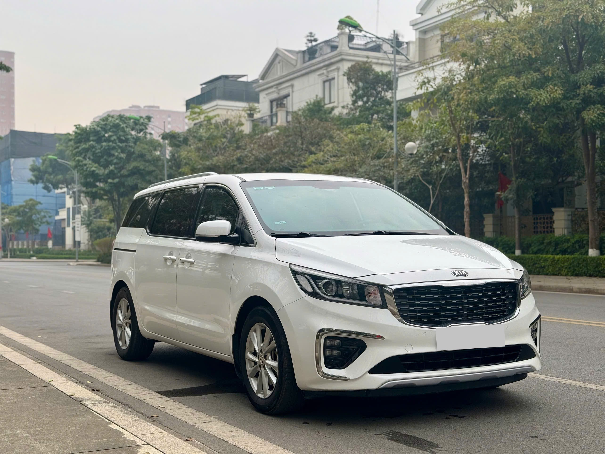 Kia Sedona 2.2 DAT 2019 màu trắng