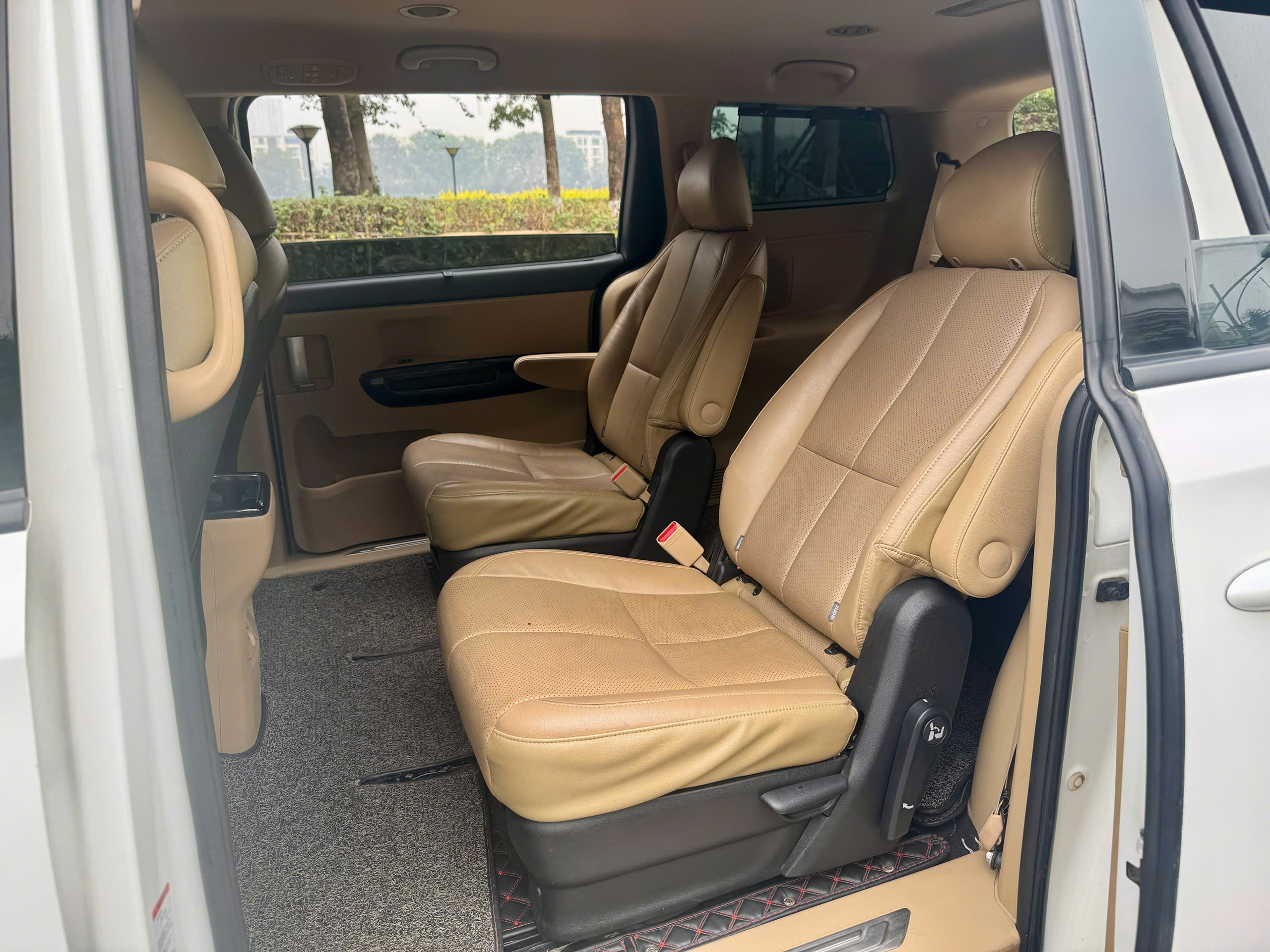 Kia Sedona 2.2 DAT 2019 màu trắng