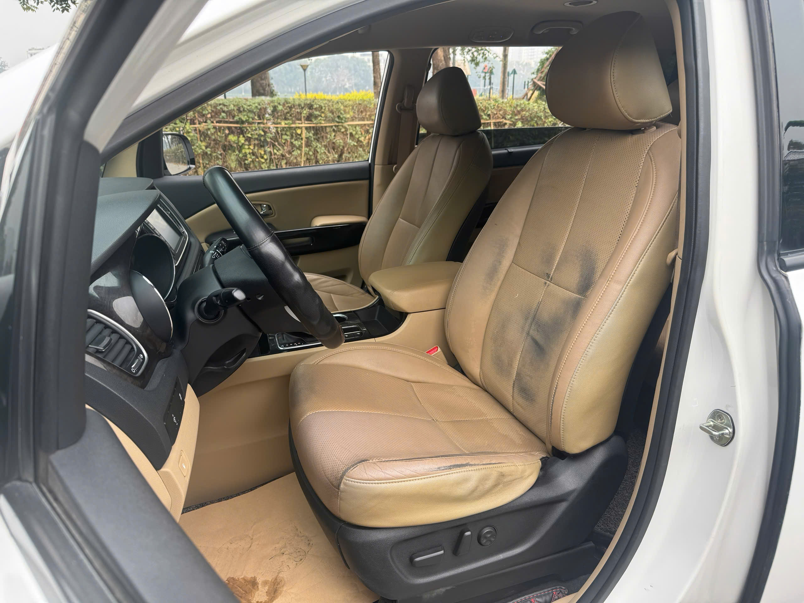 Kia Sedona 2.2 DAT 2019 màu trắng