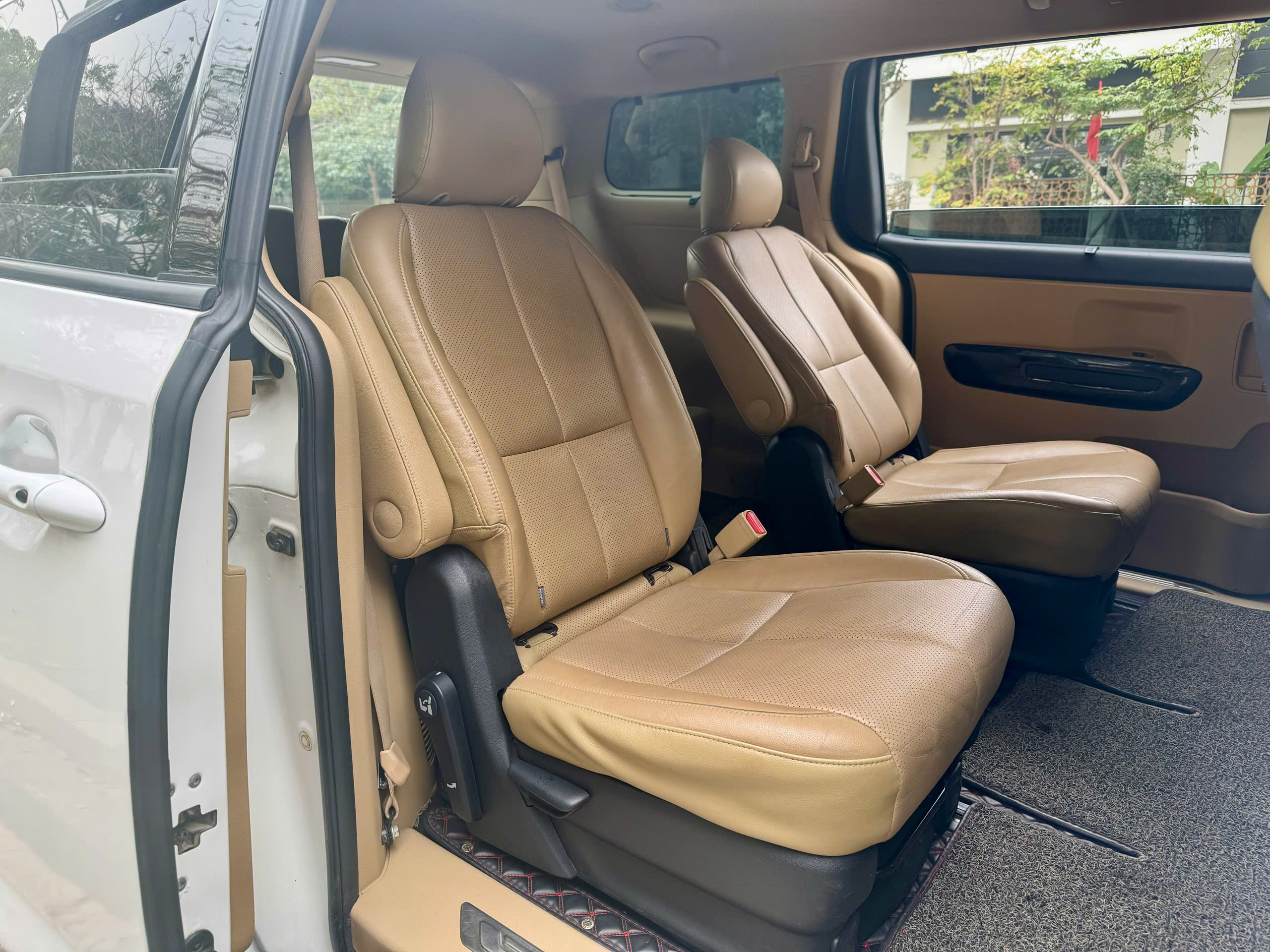 Kia Sedona 2.2 DAT 2019 màu trắng