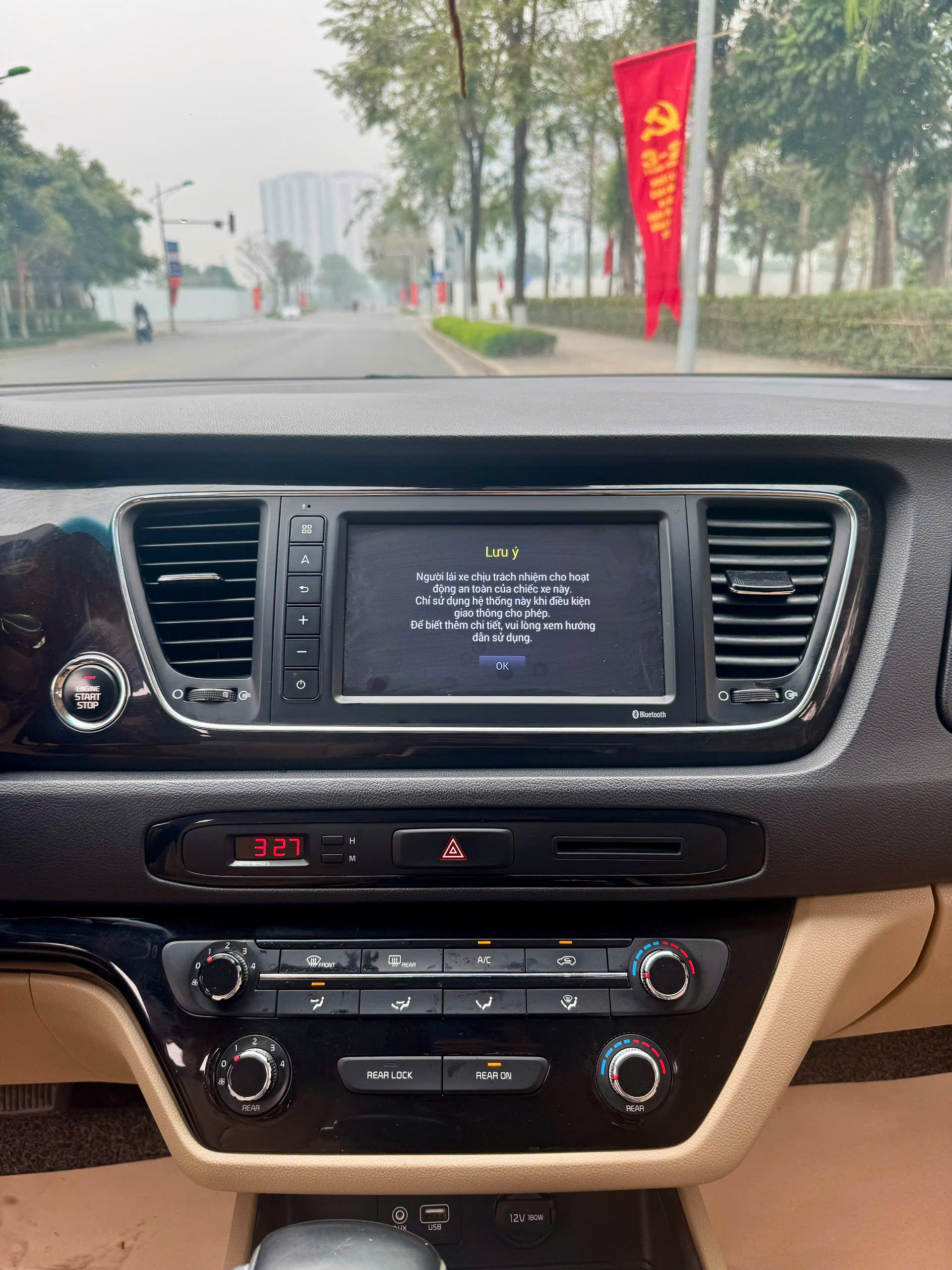 Kia Sedona 2.2 DAT 2019 màu trắng