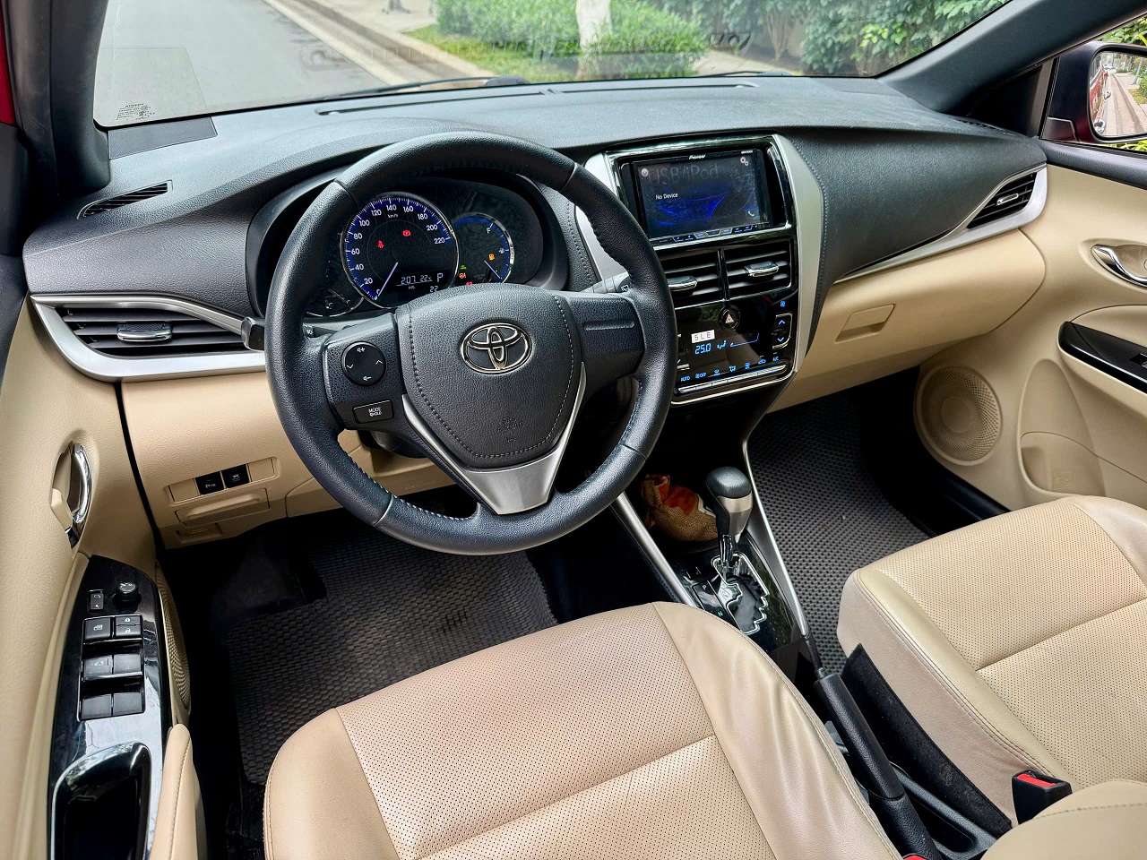 Toyota Yaris 1.5G 2019 màu đỏ