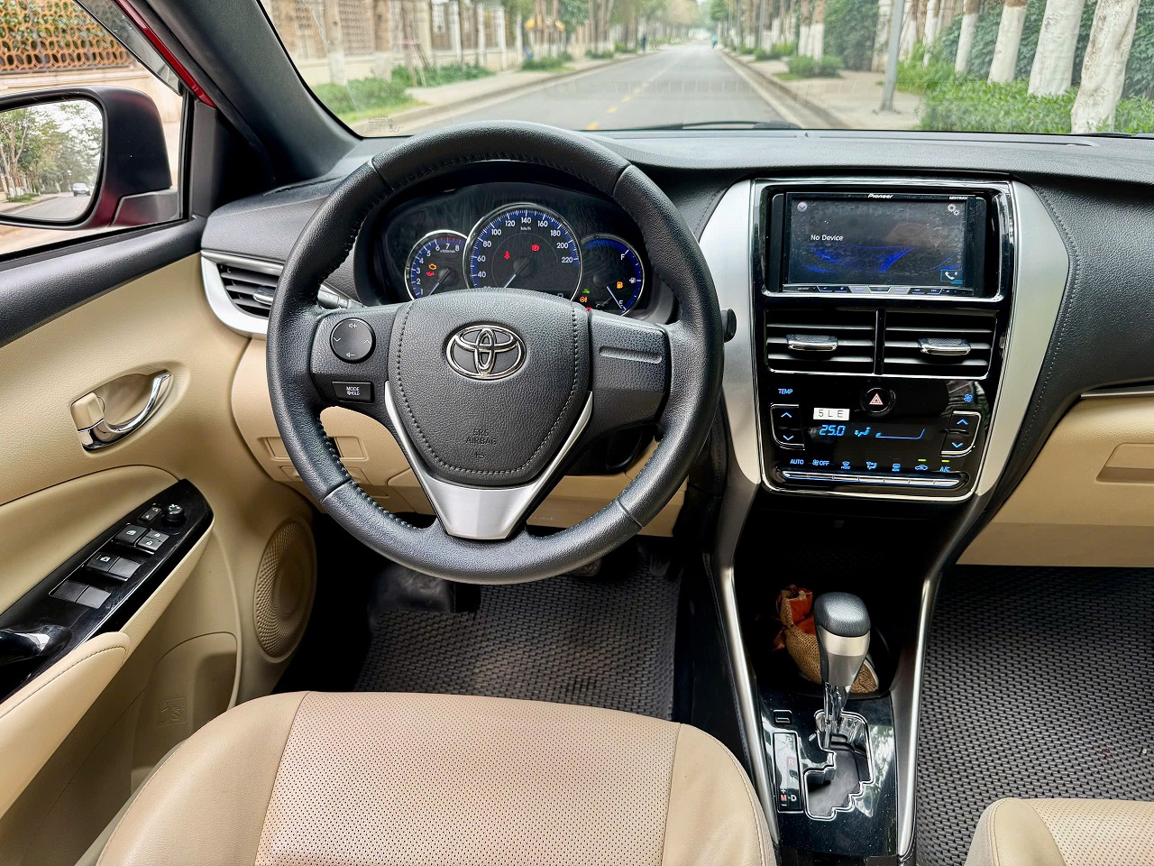 Toyota Yaris 1.5G 2019 màu đỏ