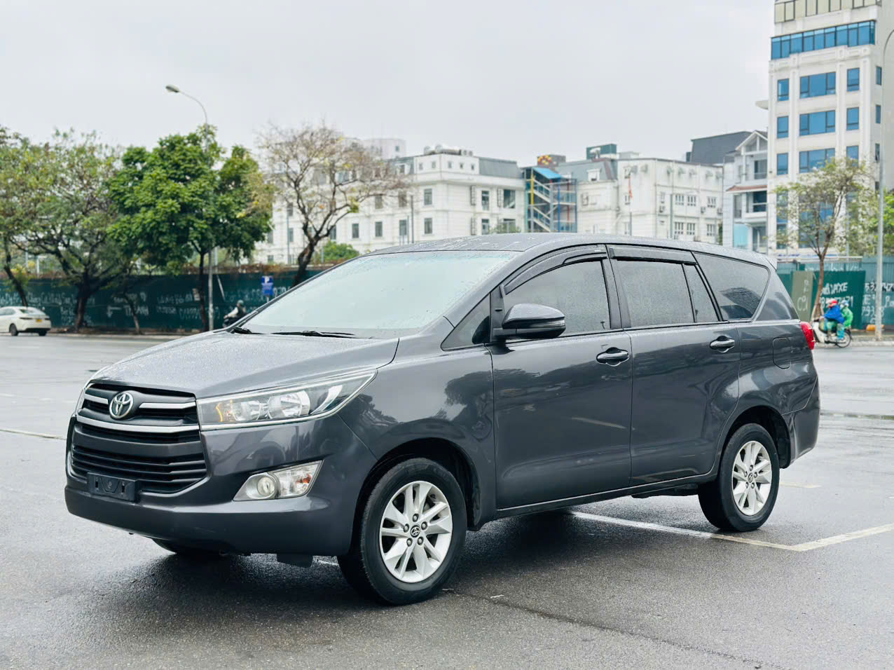Toyota Innova 2.0E 2020 màu xám 