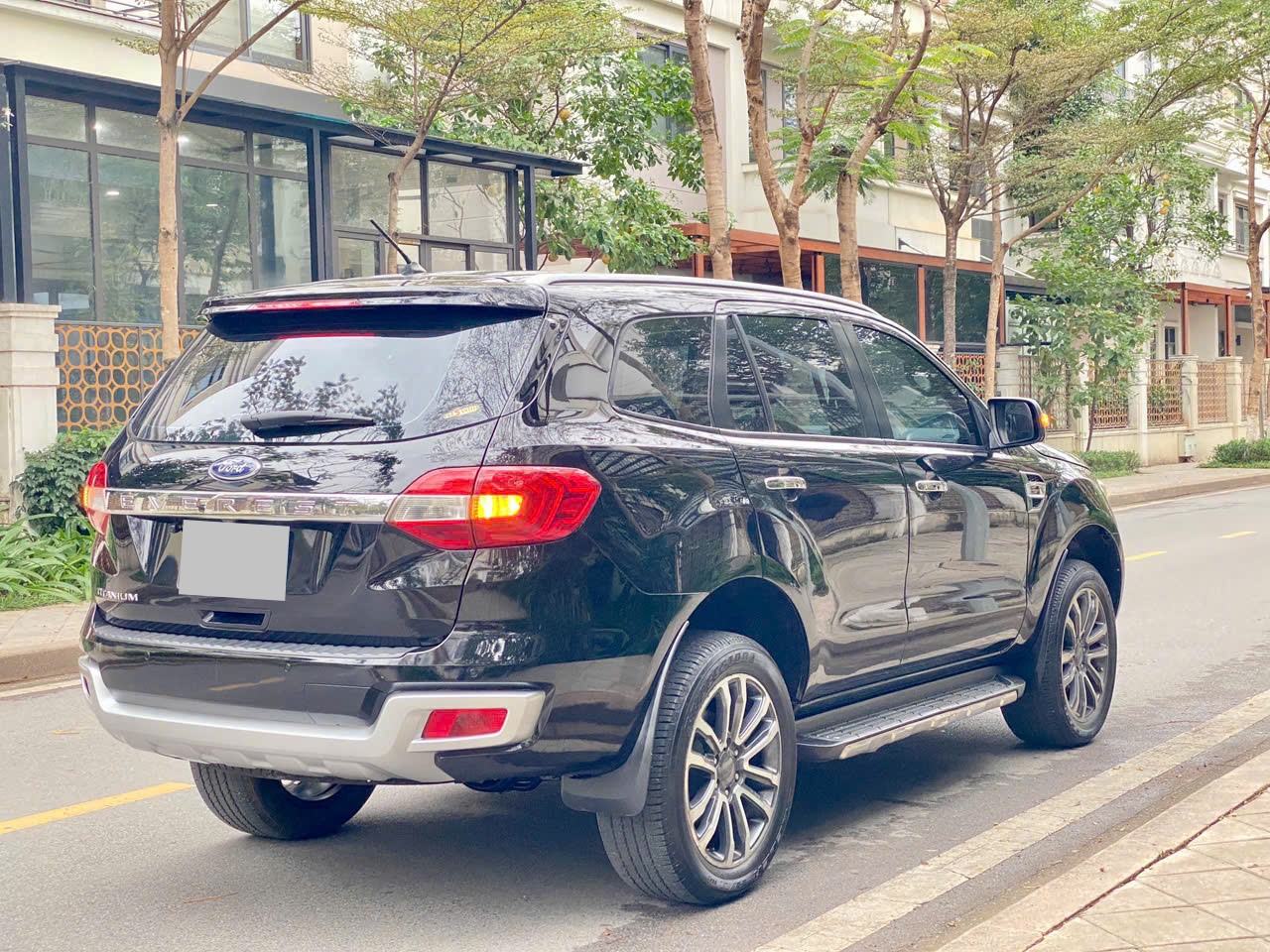 Ford Everest Titanium 2.0L 4x2 AT 2019 màu đen