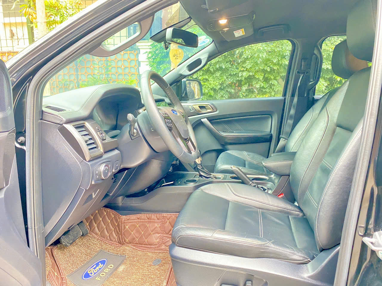 Ford Everest Titanium 2.0L 4x2 AT 2019 màu đen