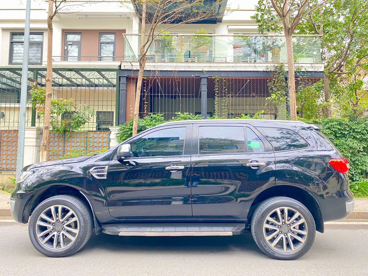 Ford Everest Titanium 2.0L 4x2 AT 2019 màu đen