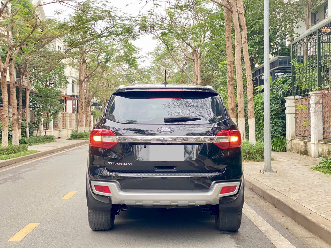 Ford Everest Titanium 2.0L 4x2 AT 2019 màu đen