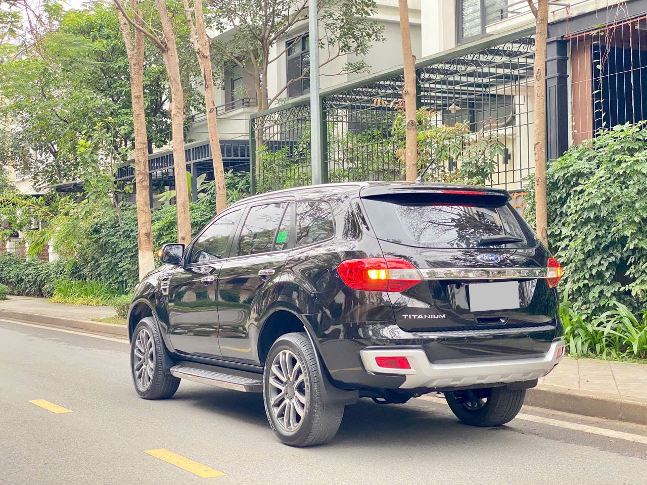 Ford Everest Titanium 2.0L 4x2 AT 2019 màu đen