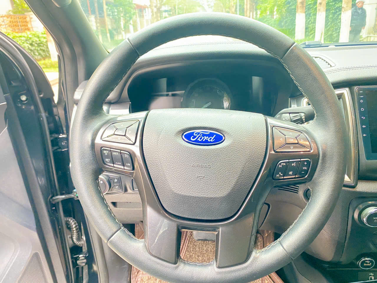 Ford Everest Titanium 2.0L 4x2 AT 2019 màu đen
