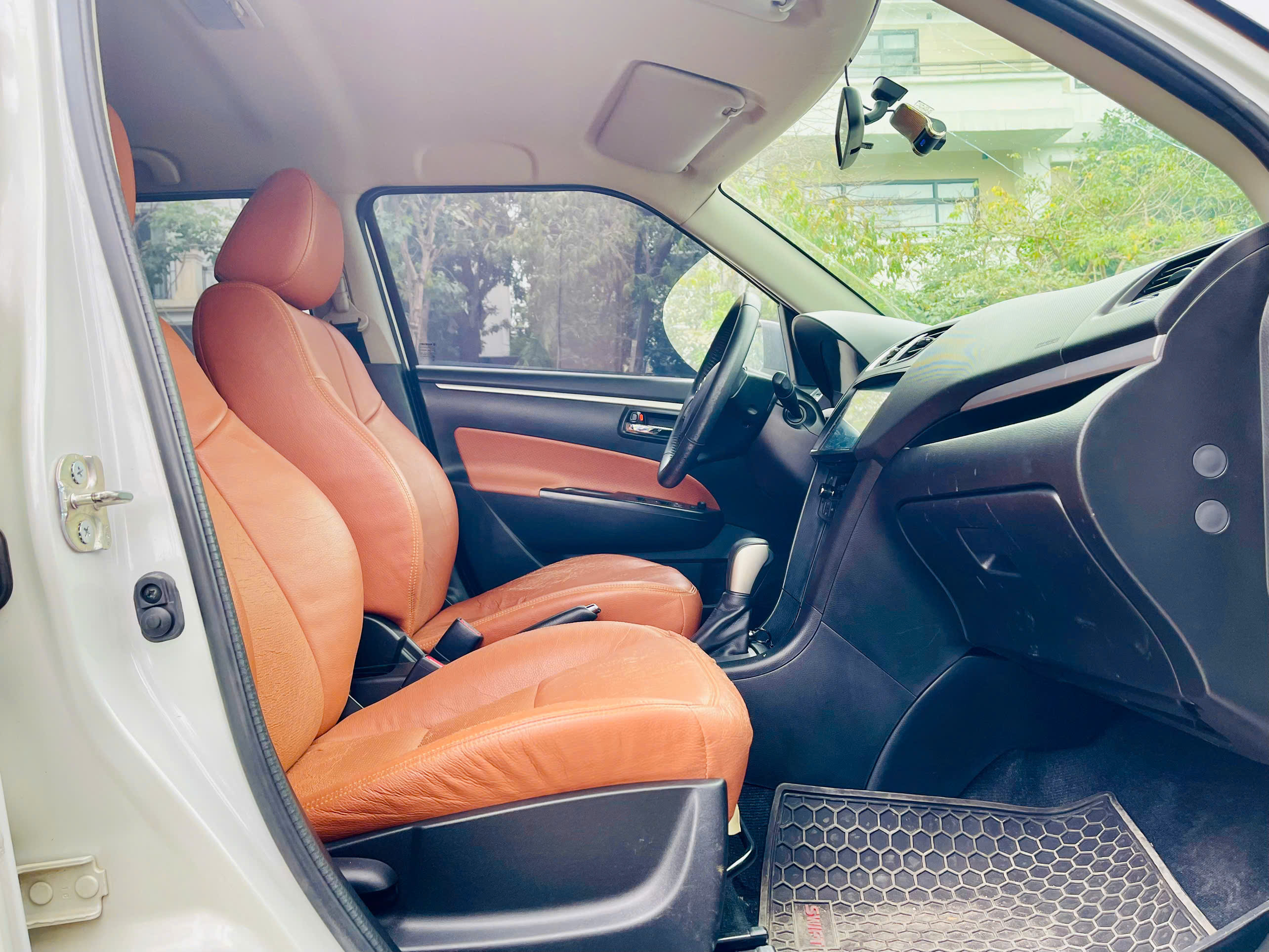 Suzuki Swift 1.4 AT 2016 trắng