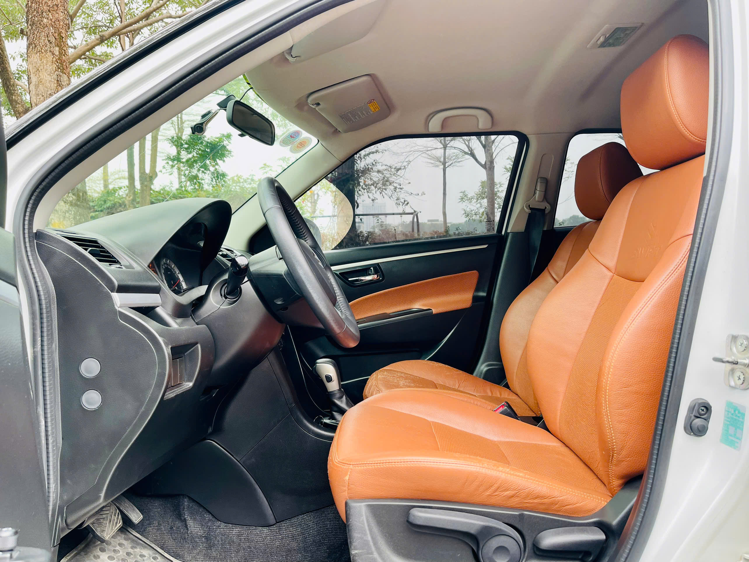 Suzuki Swift 1.4 AT 2016 trắng