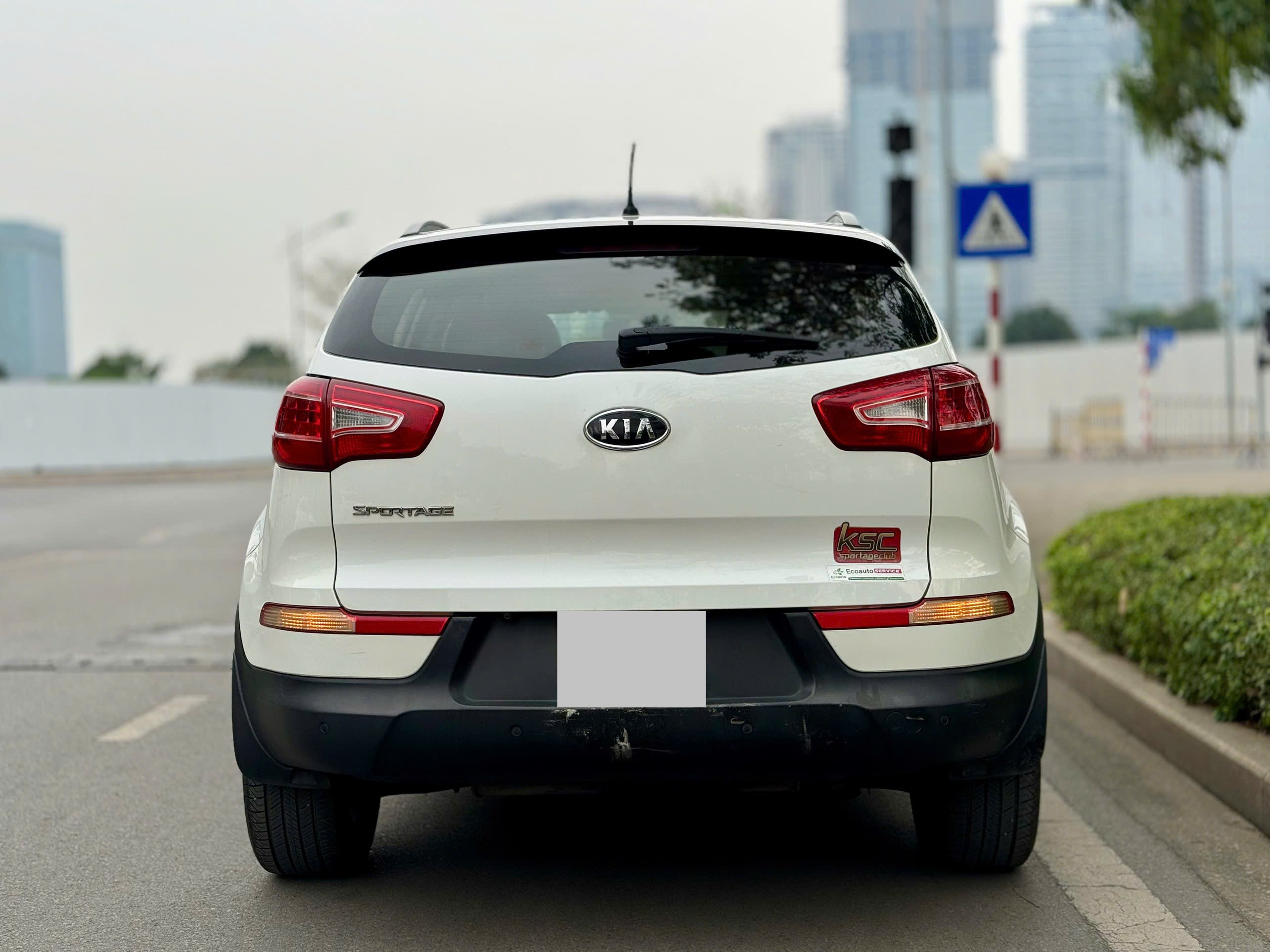 Kia Sportage 2.0 AT 2011 trắng