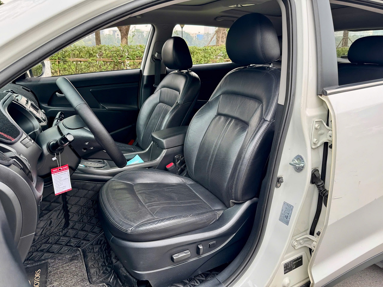 Kia Sportage 2.0 AT 2011 trắng