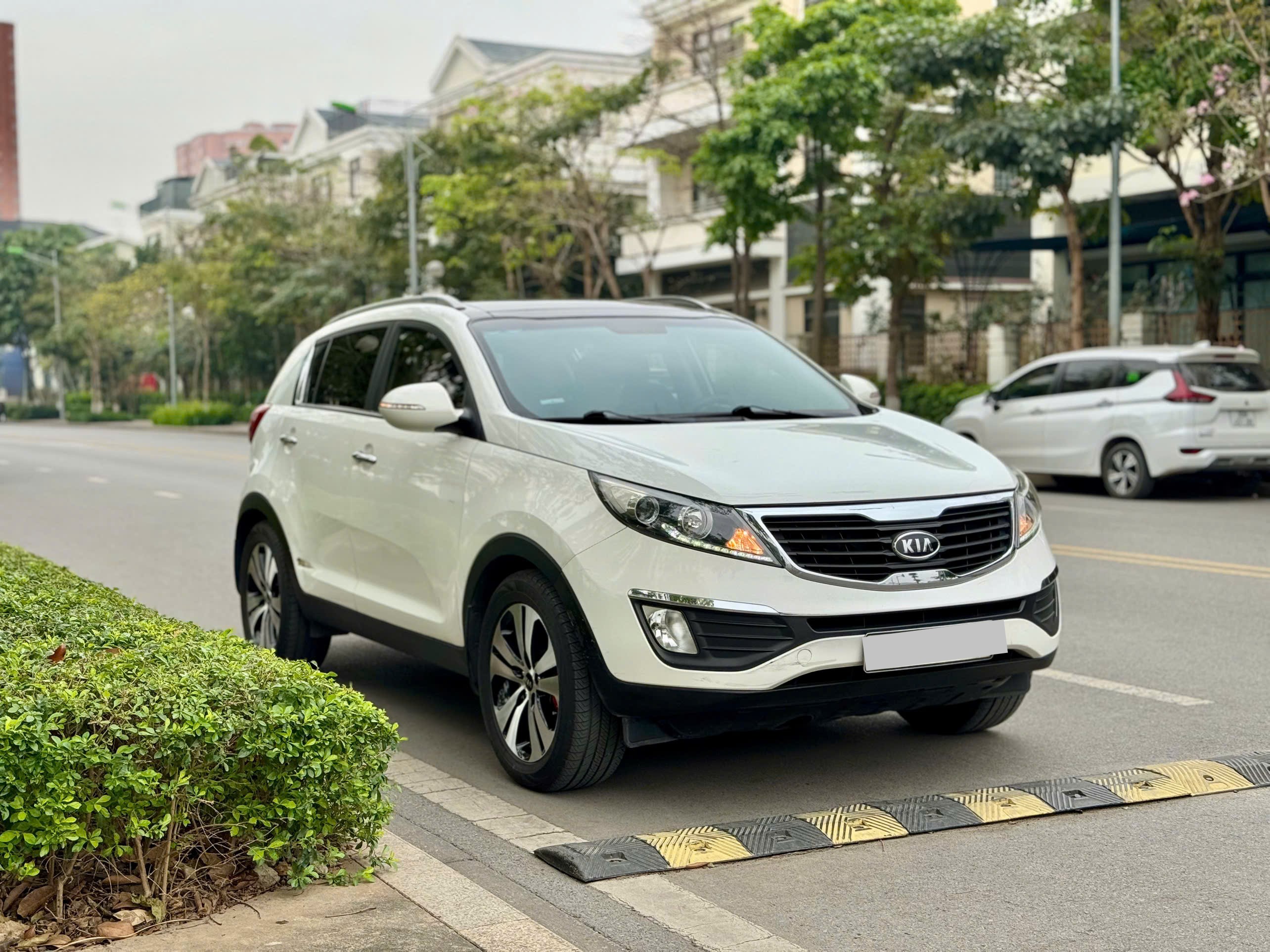 Kia Sportage 2.0 AT 2011 trắng
