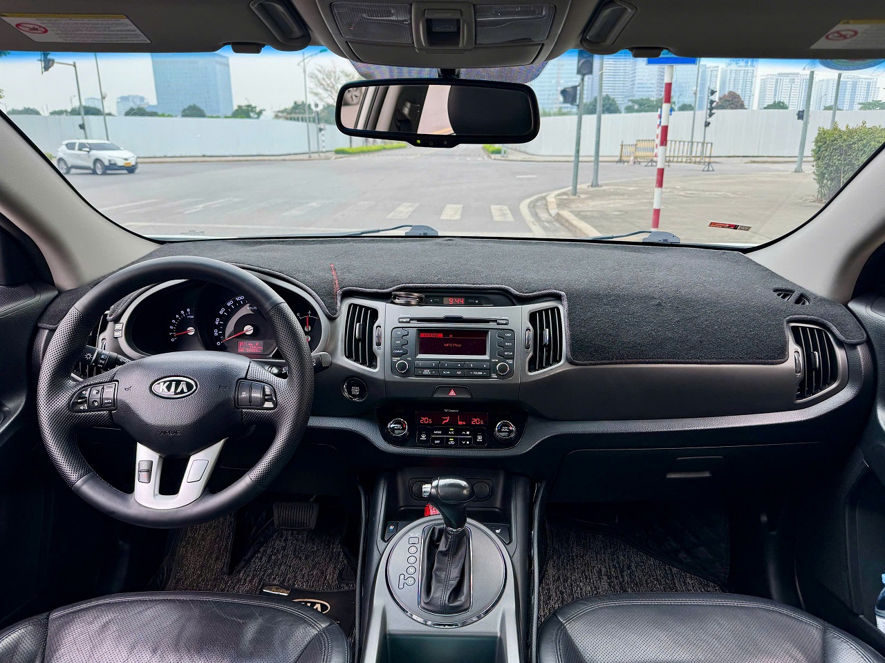 Kia Sportage 2.0 AT 2011 trắng