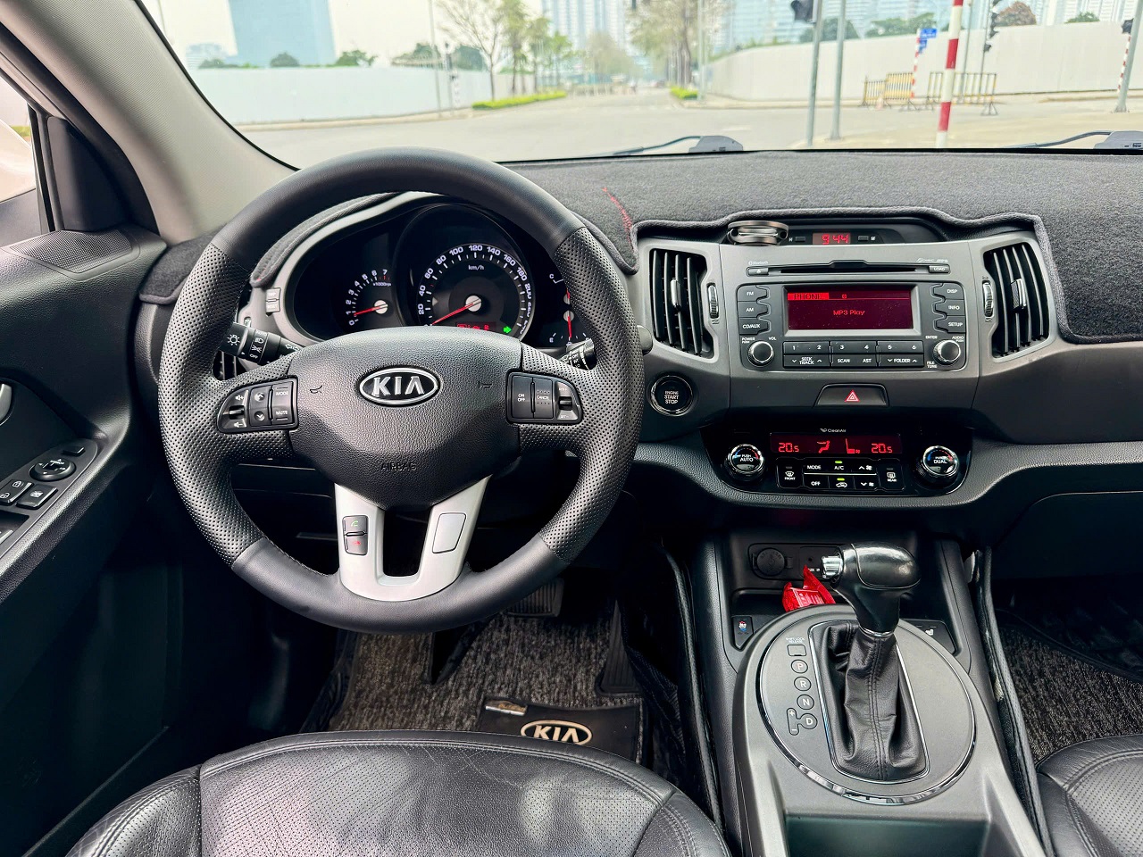 Kia Sportage 2.0 AT 2011 trắng
