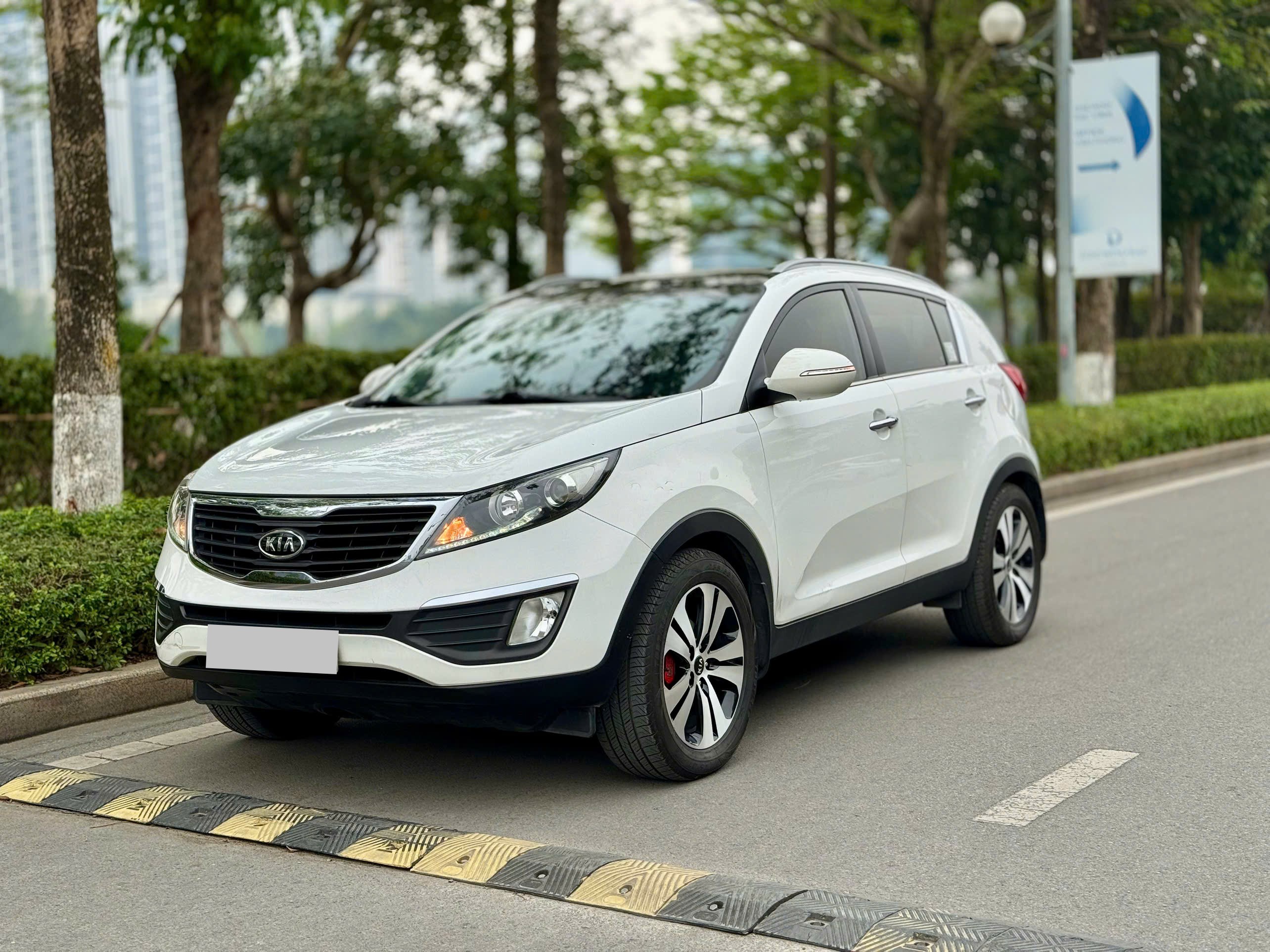 Kia Sportage 2.0 AT 2011 trắng