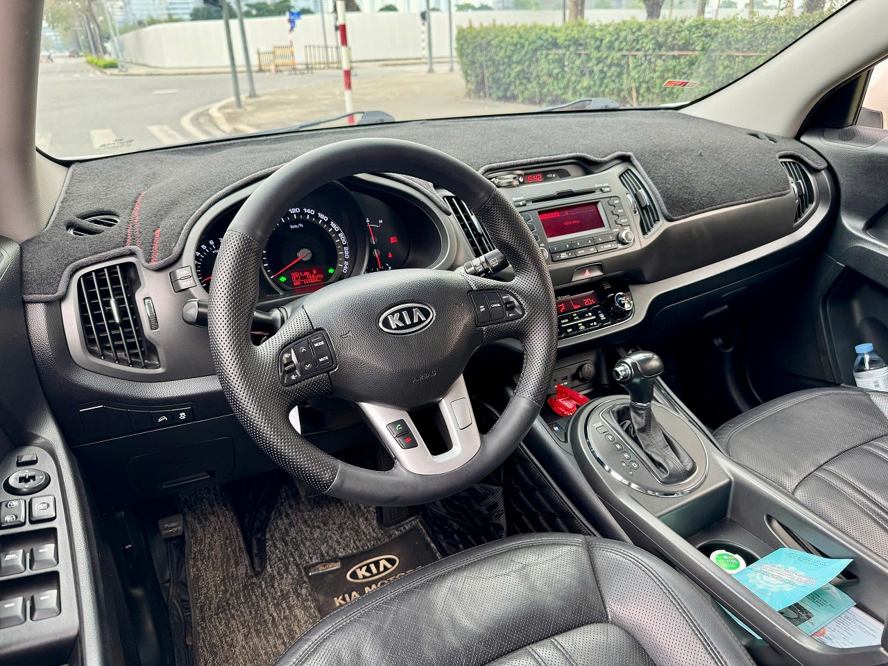 Kia Sportage 2.0 AT 2011 trắng