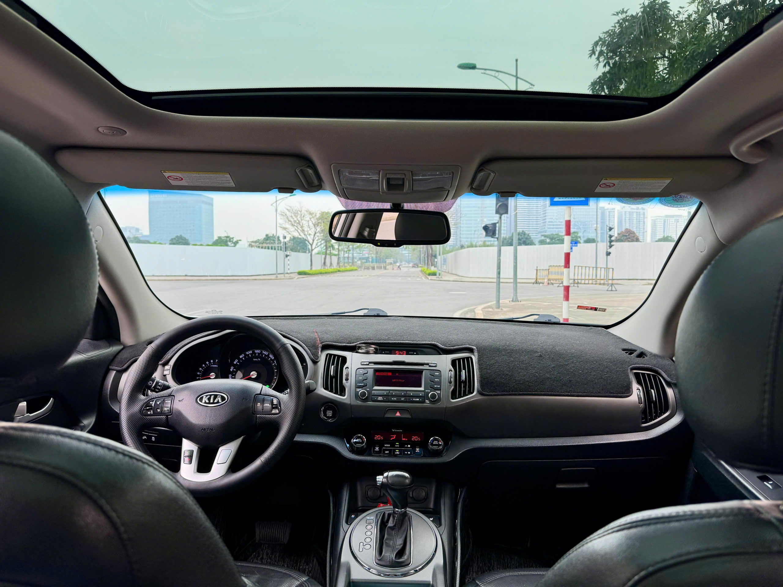 Kia Sportage 2.0 AT 2011 trắng