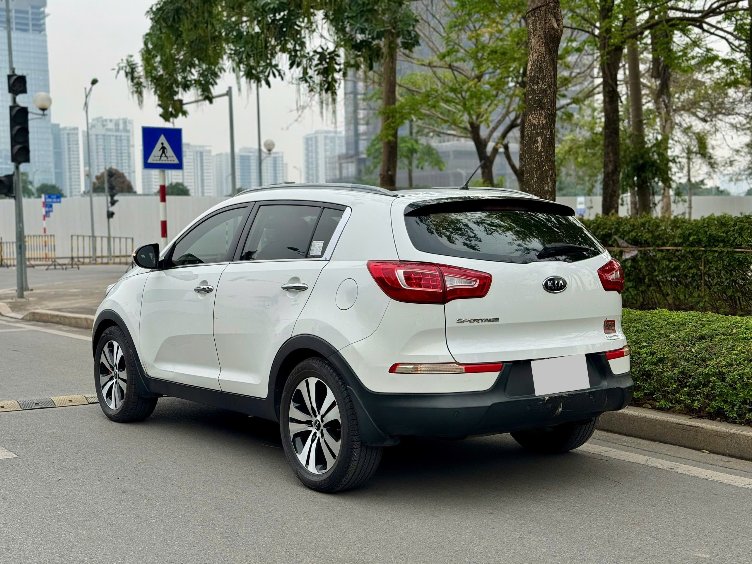 Kia Sportage 2.0 AT 2011 trắng