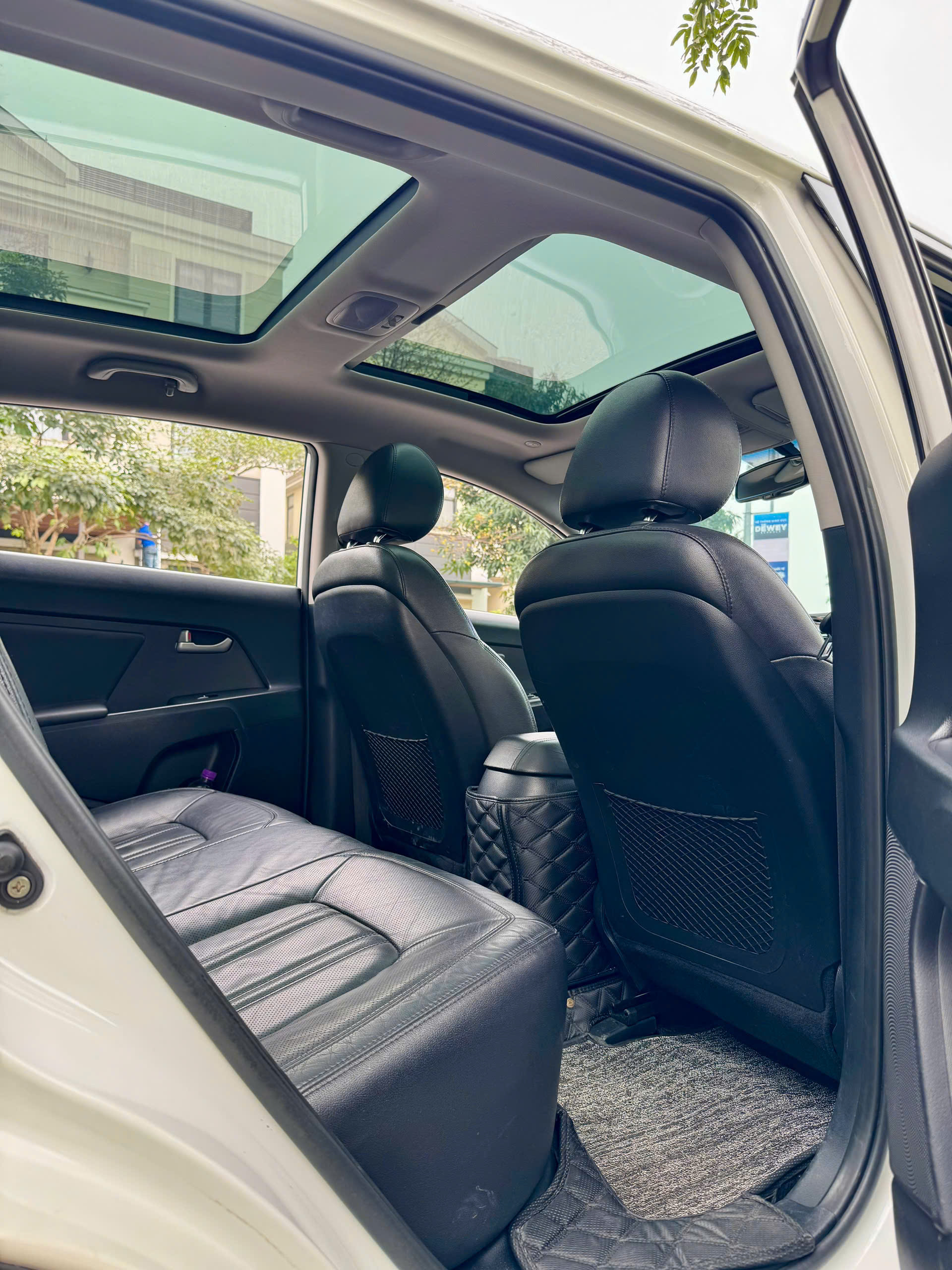 Kia Sportage 2.0 AT 2011 trắng