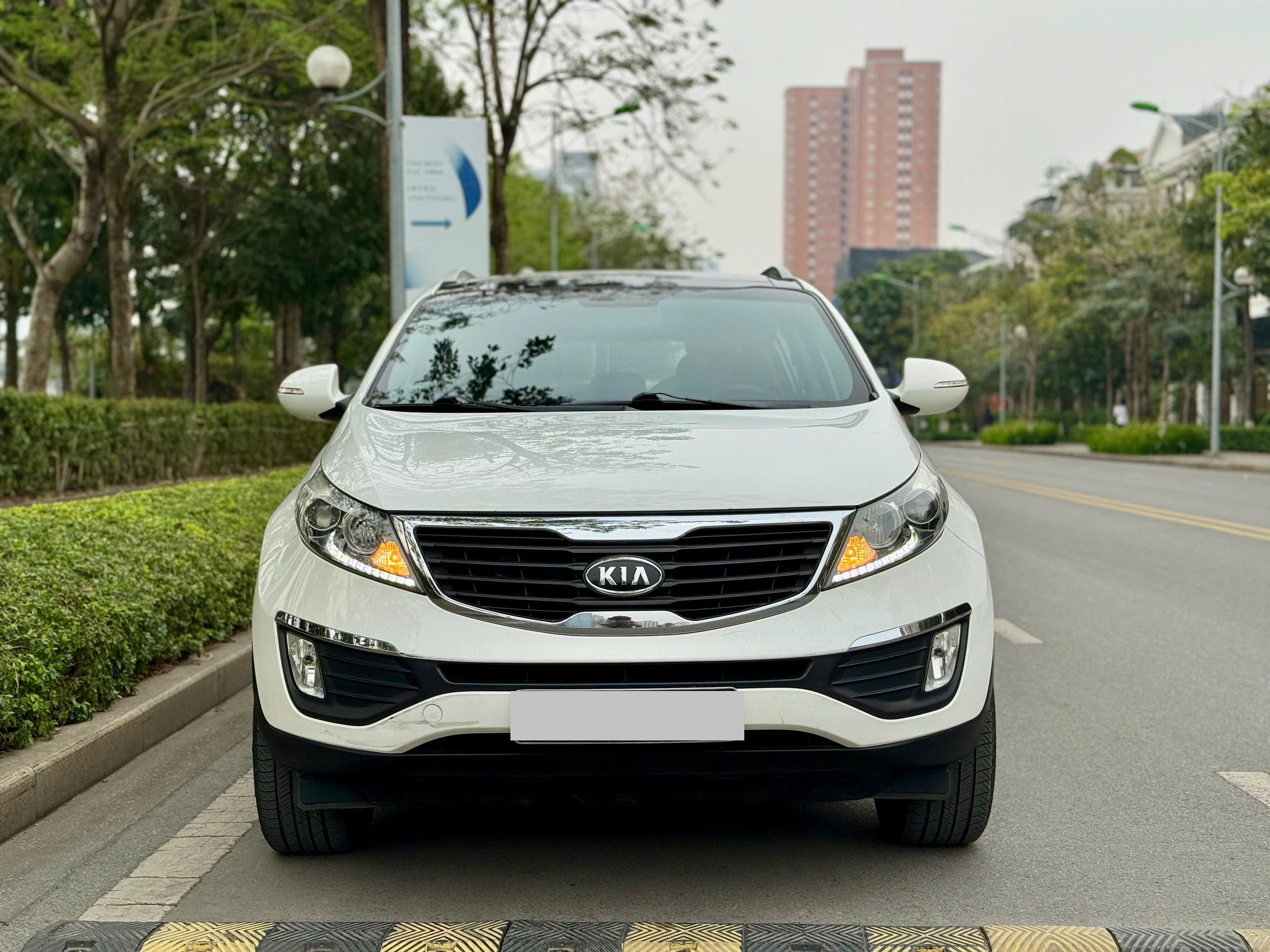 Kia Sportage 2.0 AT 2011 trắng