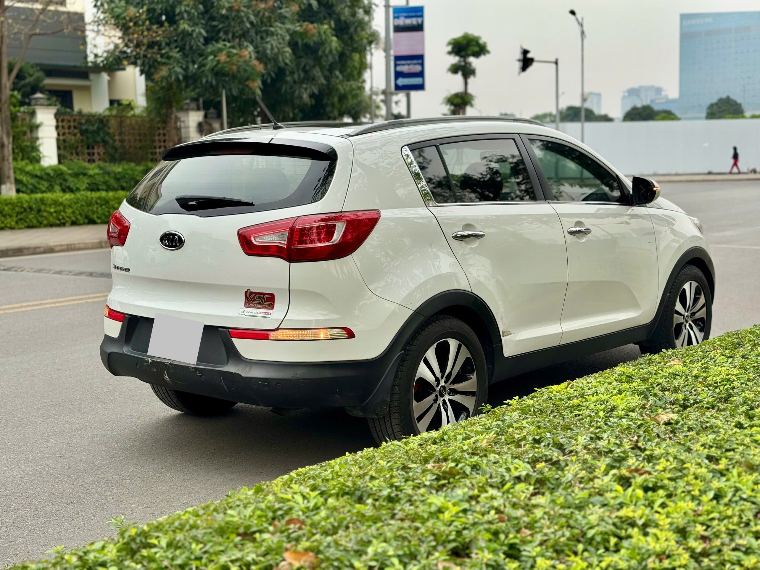Kia Sportage 2.0 AT 2011 trắng