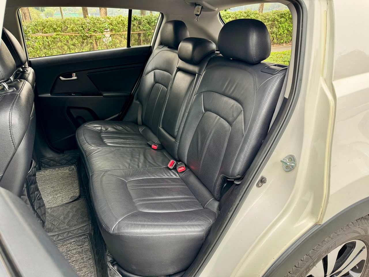 Kia Sportage 2.0 AT 2011 trắng