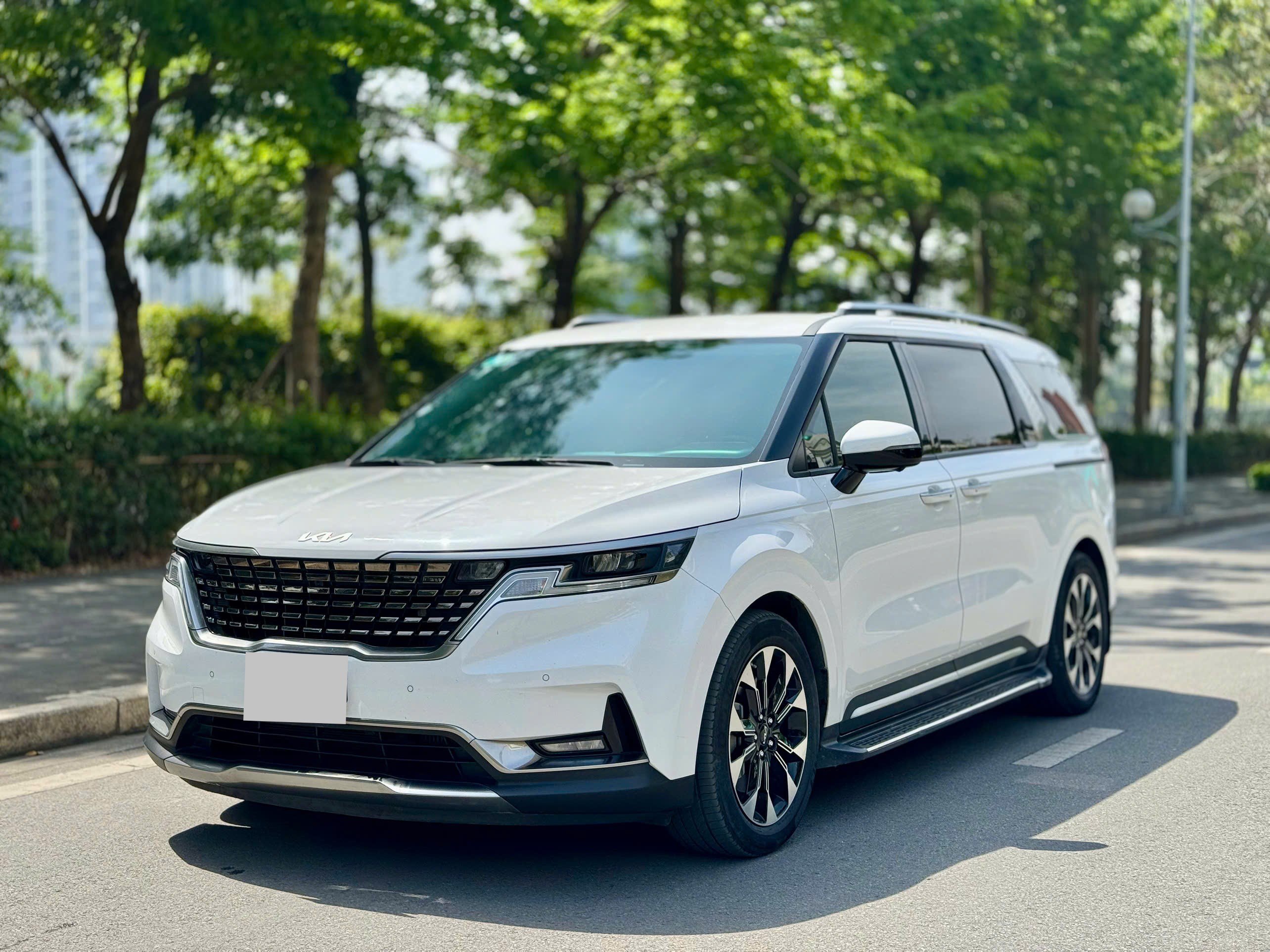 Kia Carnival 2.2DPremium sản xuất 2022 màu trắng