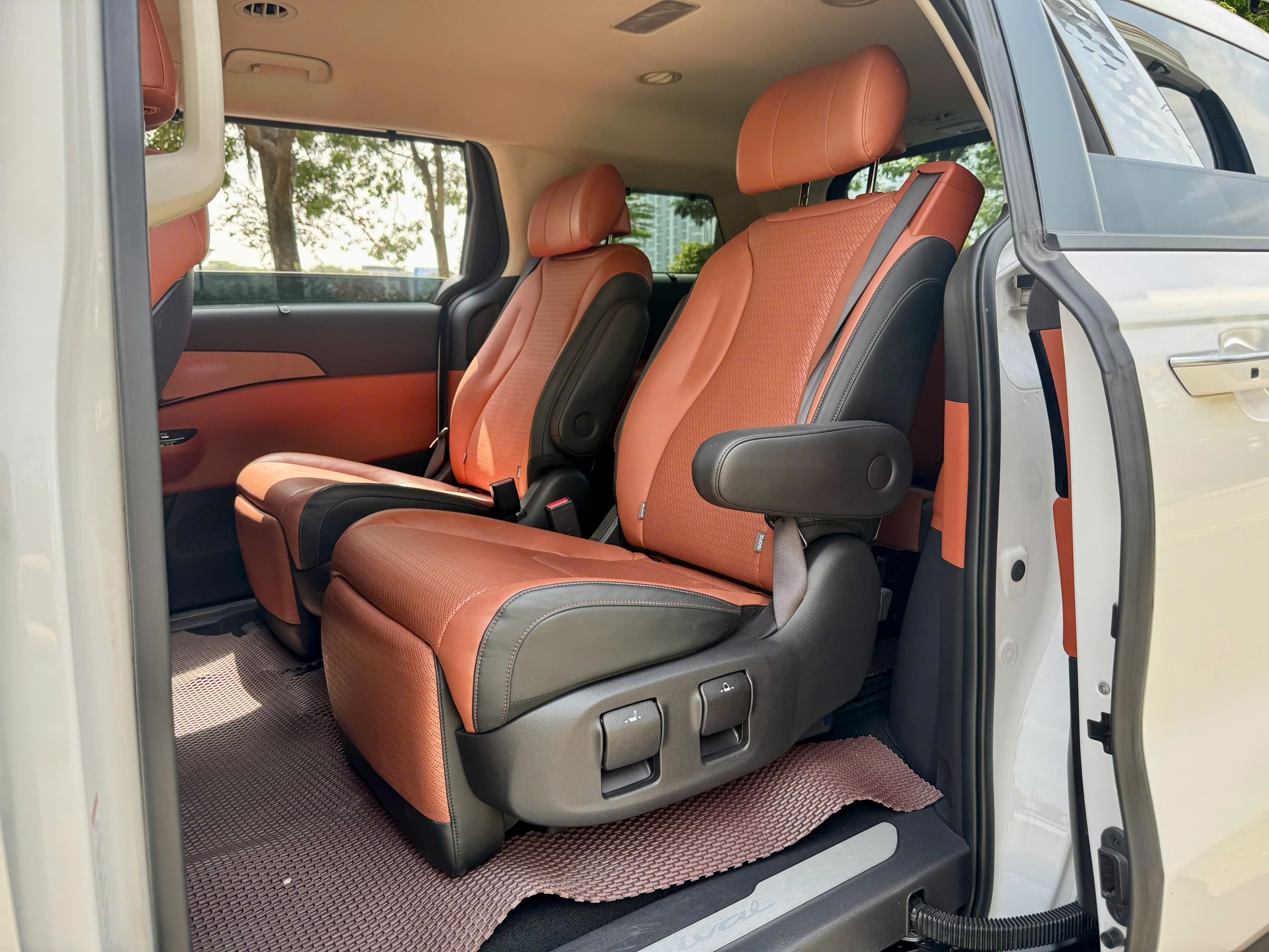 Kia Carnival 2.2DPremium sản xuất 2022 màu trắng