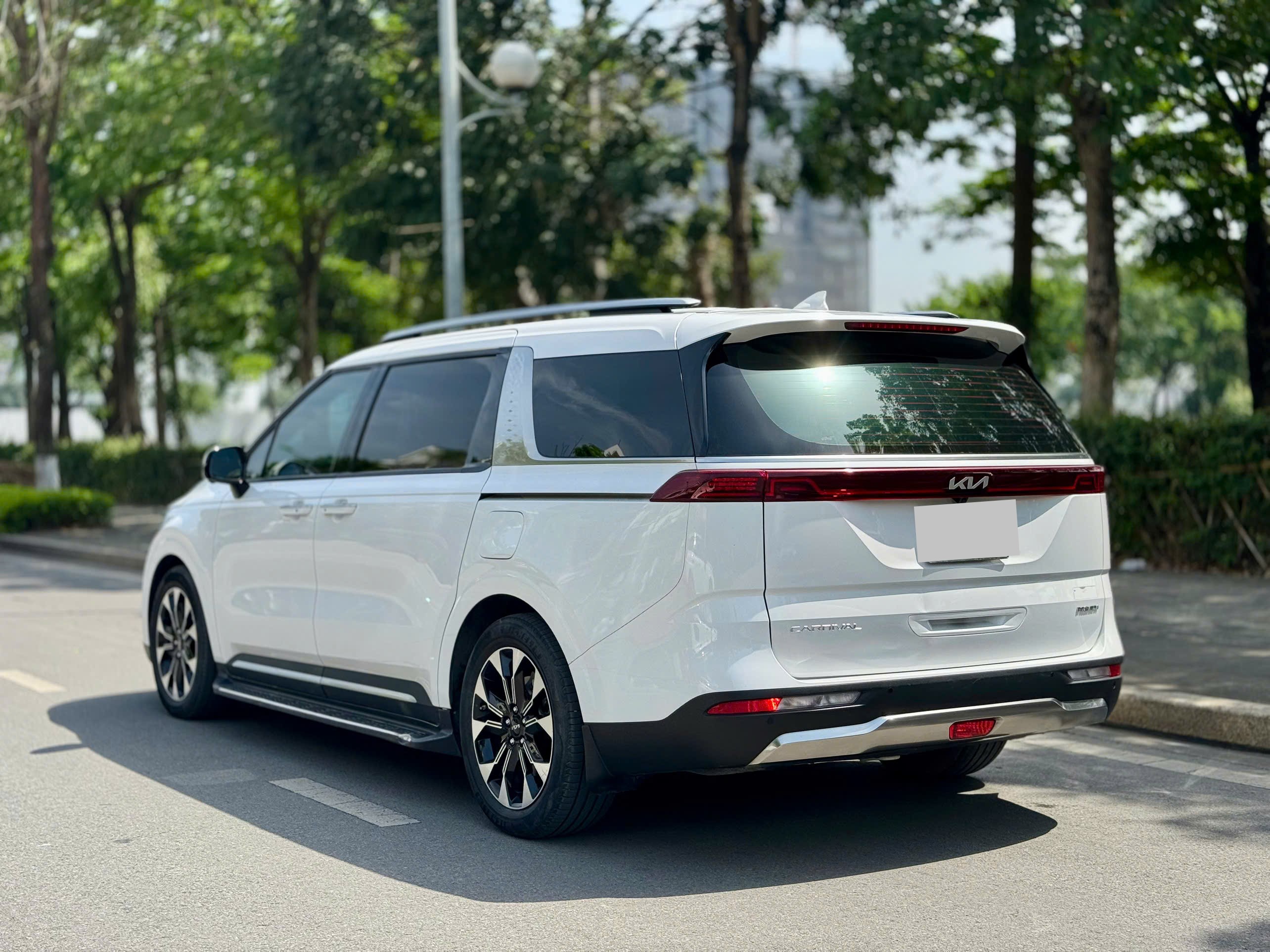 Kia Carnival 2.2DPremium sản xuất 2022 màu trắng