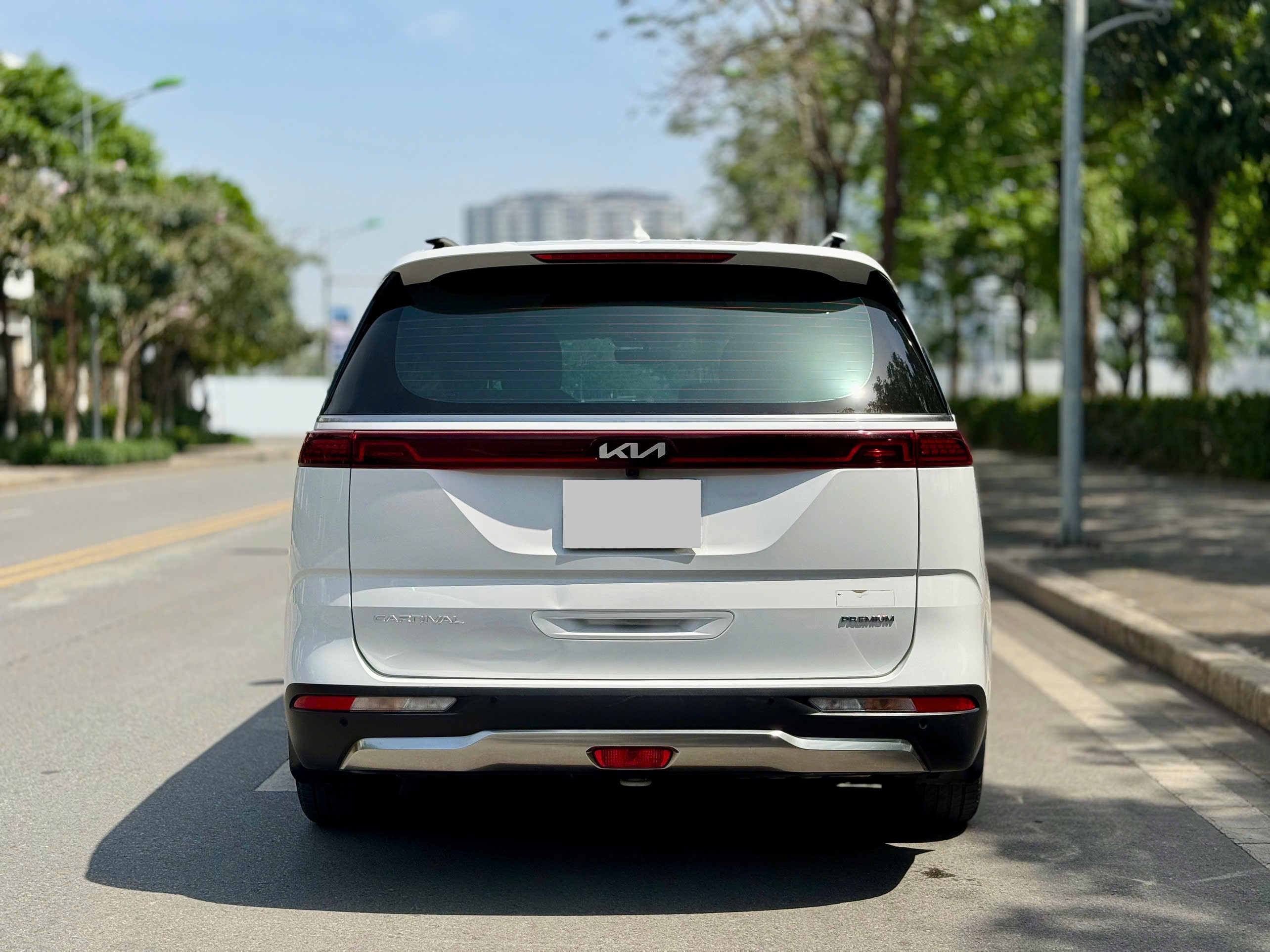 Kia Carnival 2.2DPremium sản xuất 2022 màu trắng