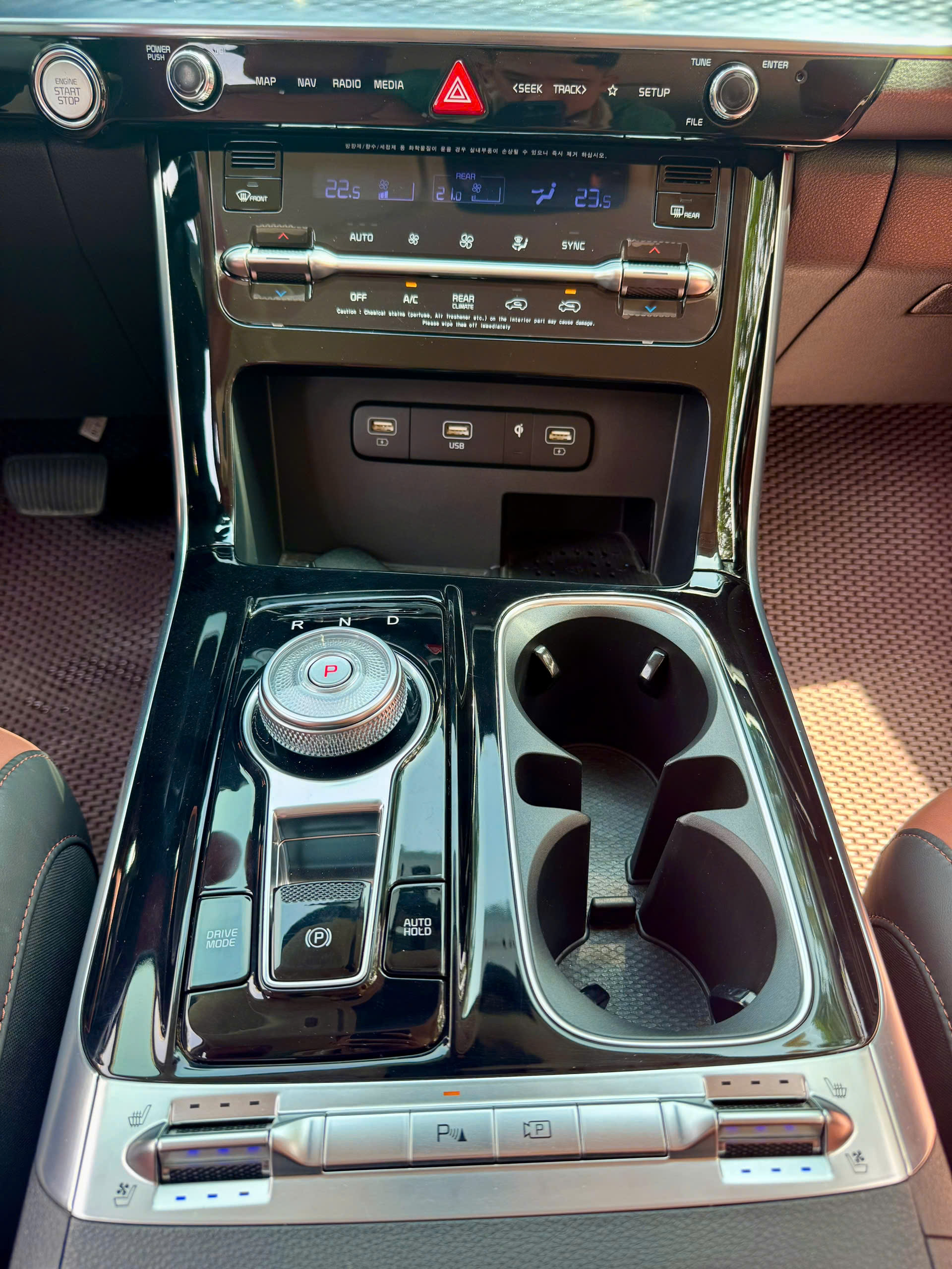 Kia Carnival 2.2DPremium sản xuất 2022 màu trắng