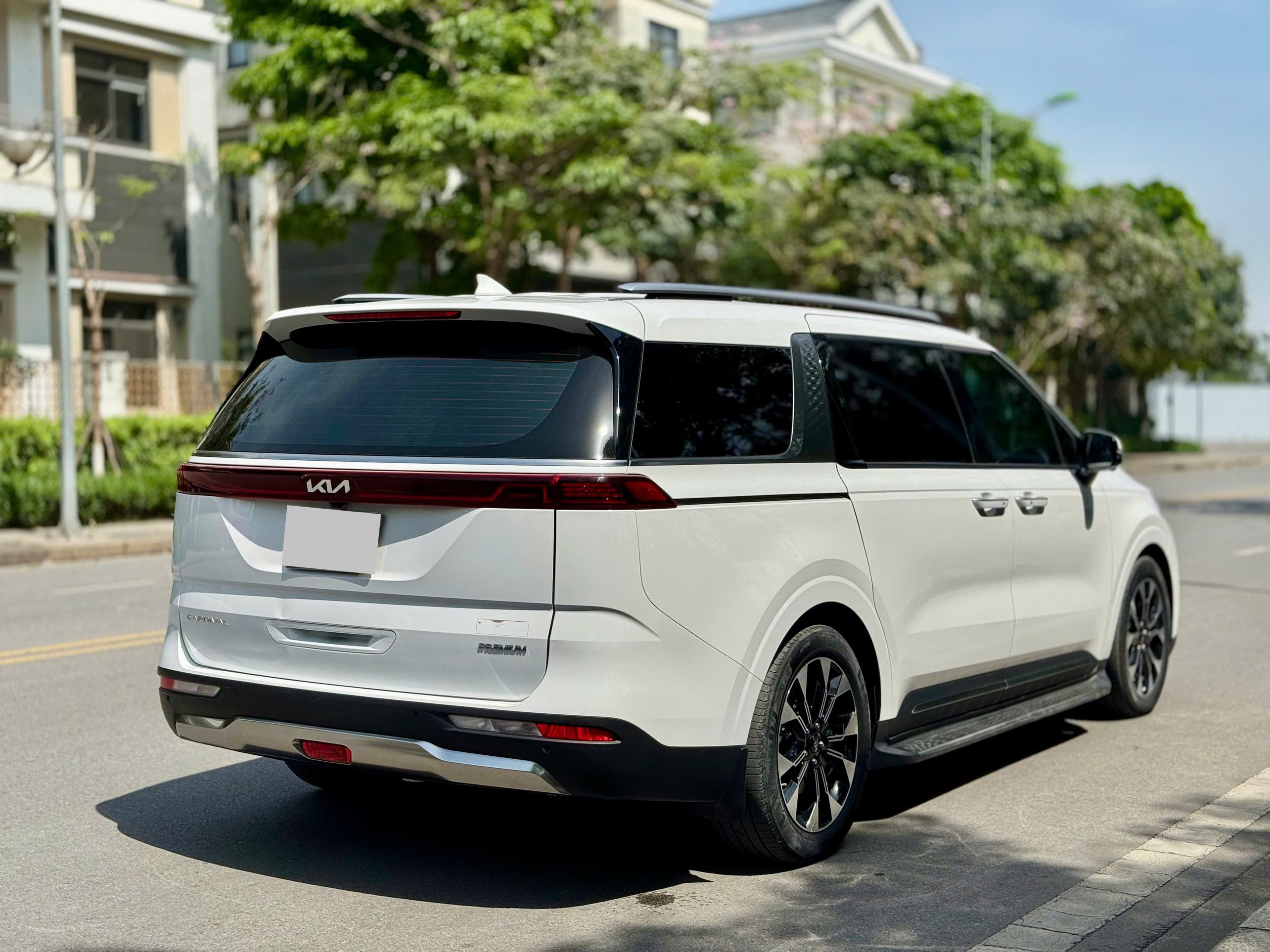 Kia Carnival 2.2DPremium sản xuất 2022 màu trắng