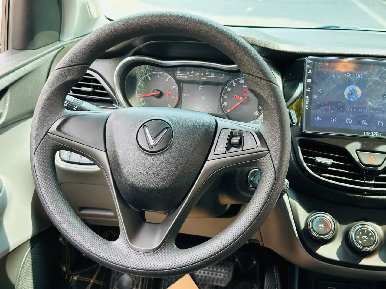 VinFast Fadil Tiêu chuẩn 1.4 AT 2022 bạc