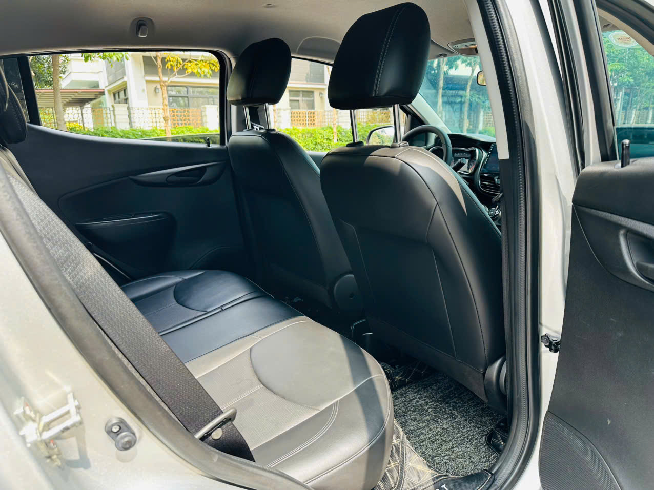 VinFast Fadil Tiêu chuẩn 1.4 AT 2022 bạc