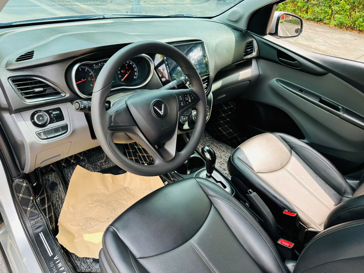 VinFast Fadil Tiêu chuẩn 1.4 AT 2022 bạc