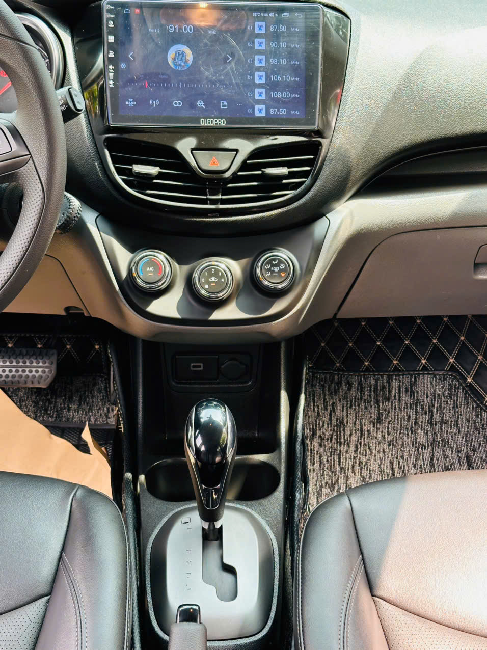 VinFast Fadil Tiêu chuẩn 1.4 AT 2022 bạc