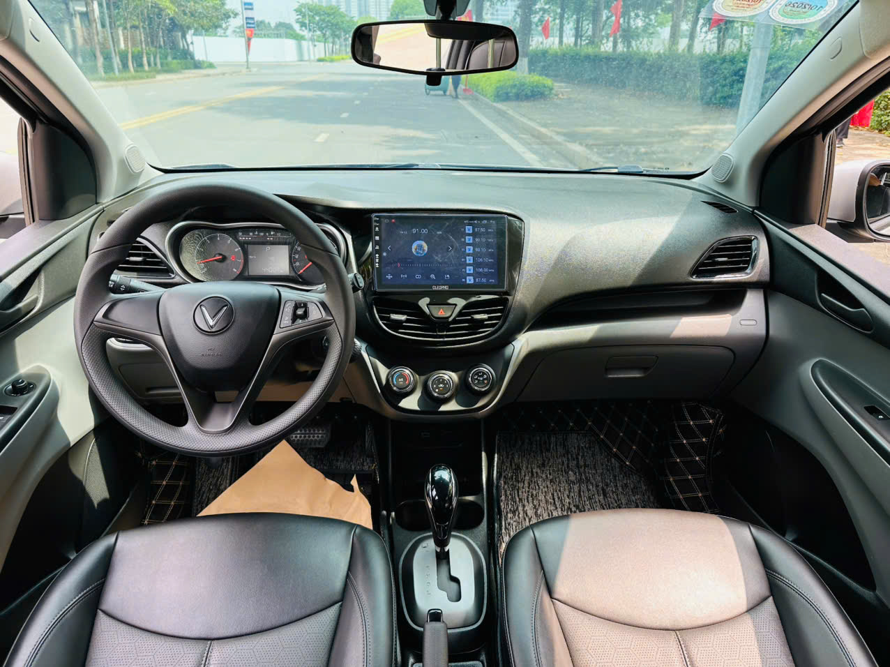 VinFast Fadil Tiêu chuẩn 1.4 AT 2022 bạc