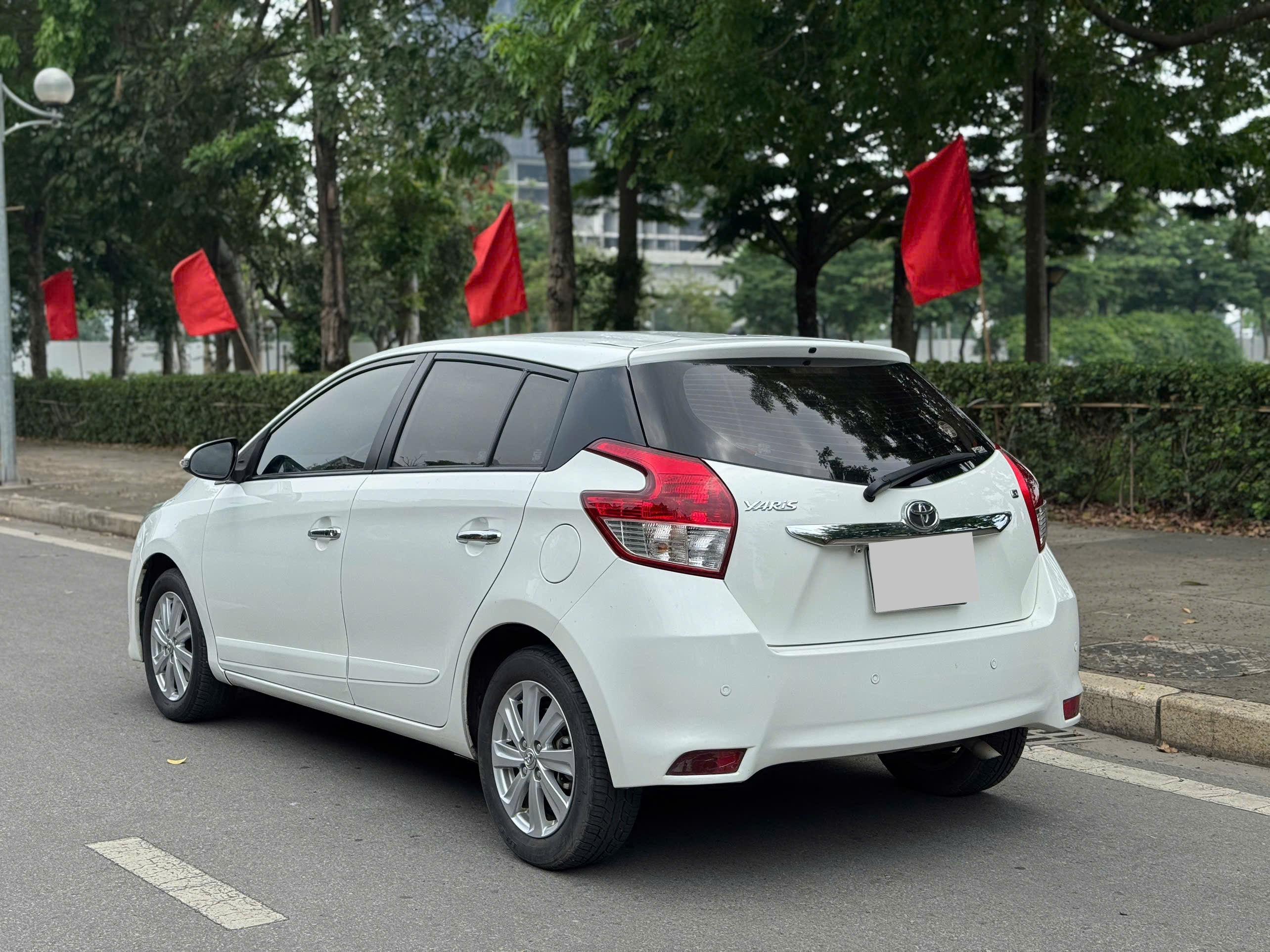 Toyota Yaris 1.3G 2016 màu trắng
