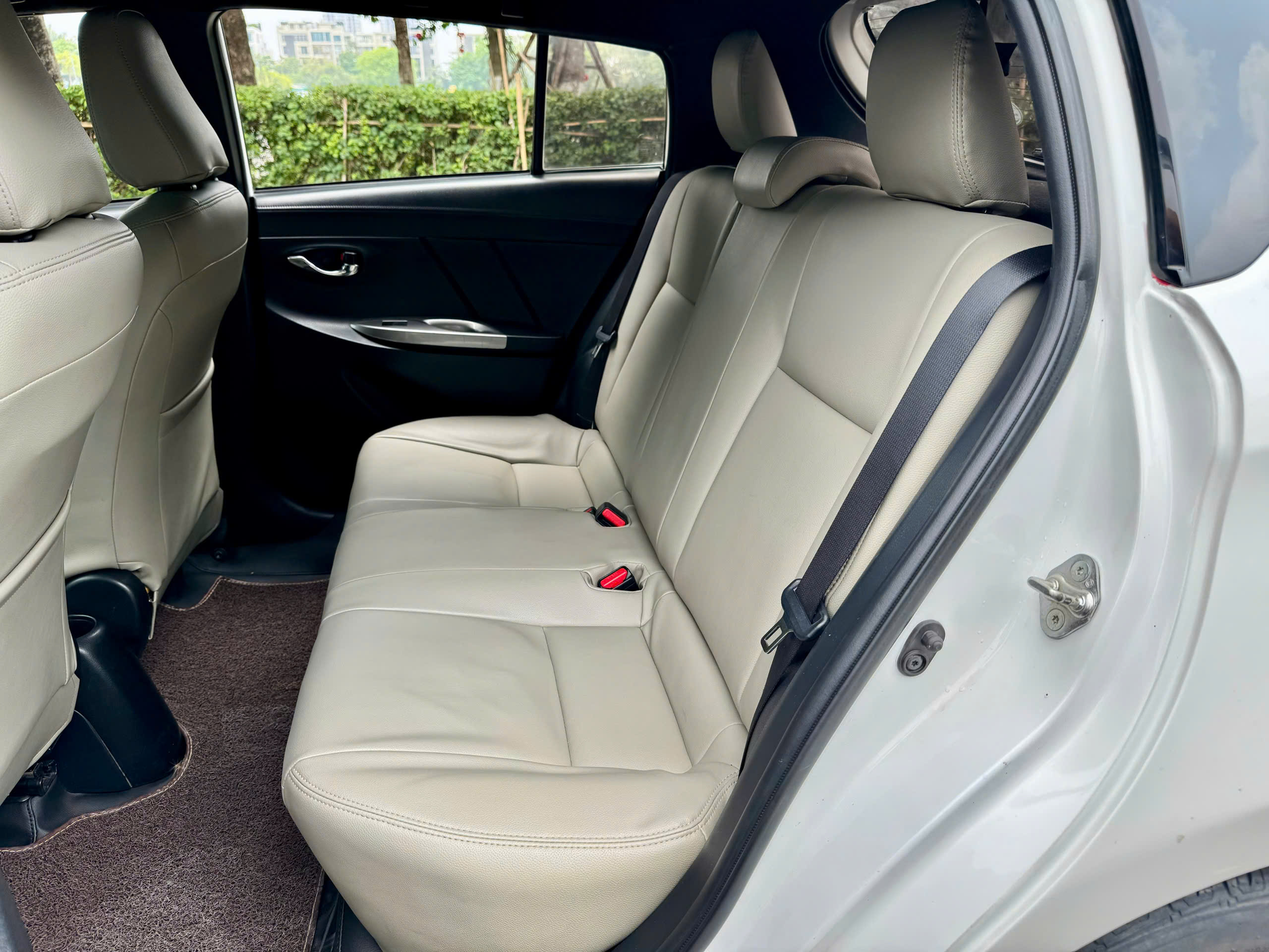 Toyota Yaris 1.3G 2016 màu trắng