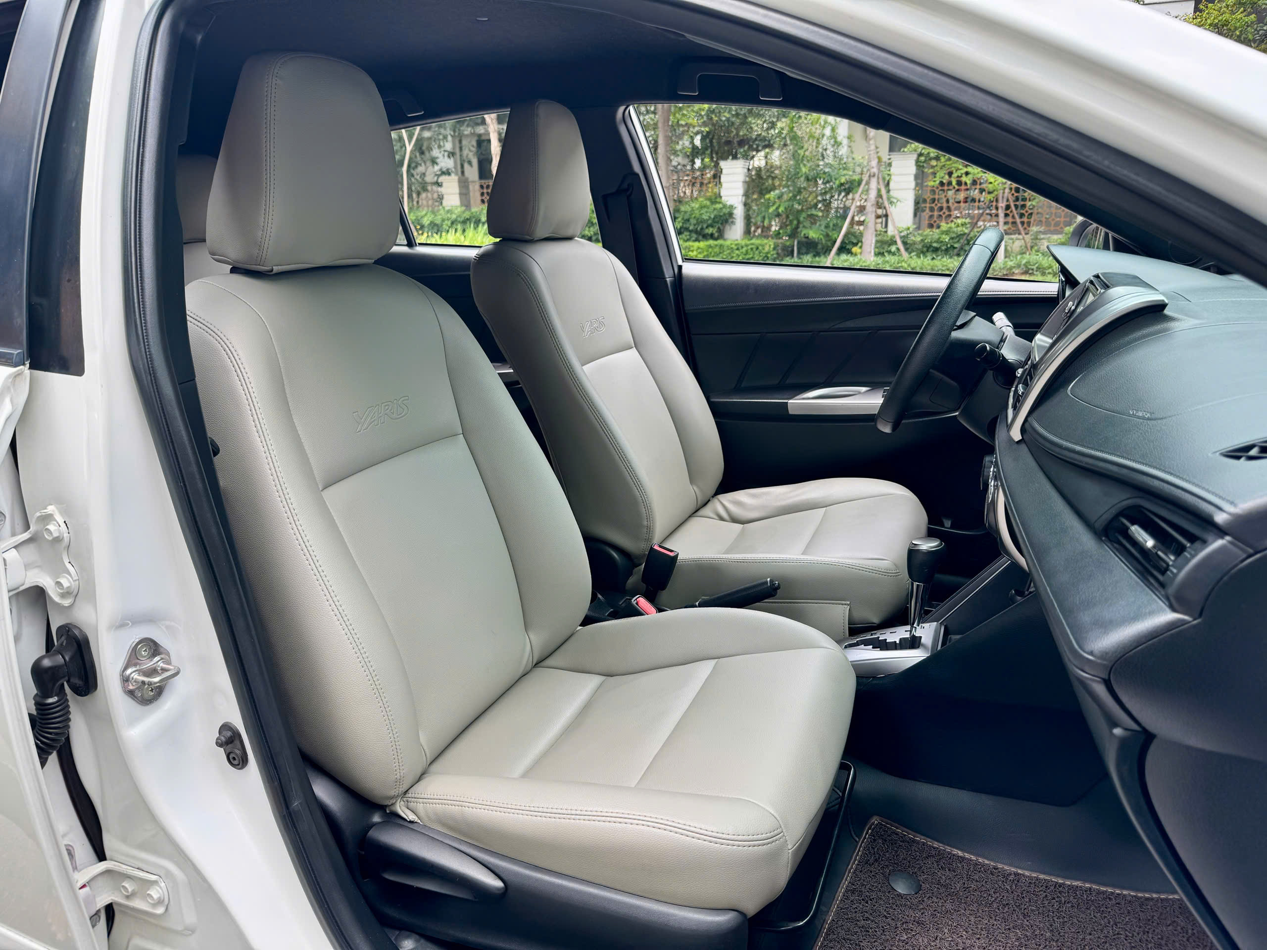 Toyota Yaris 1.3G 2016 màu trắng