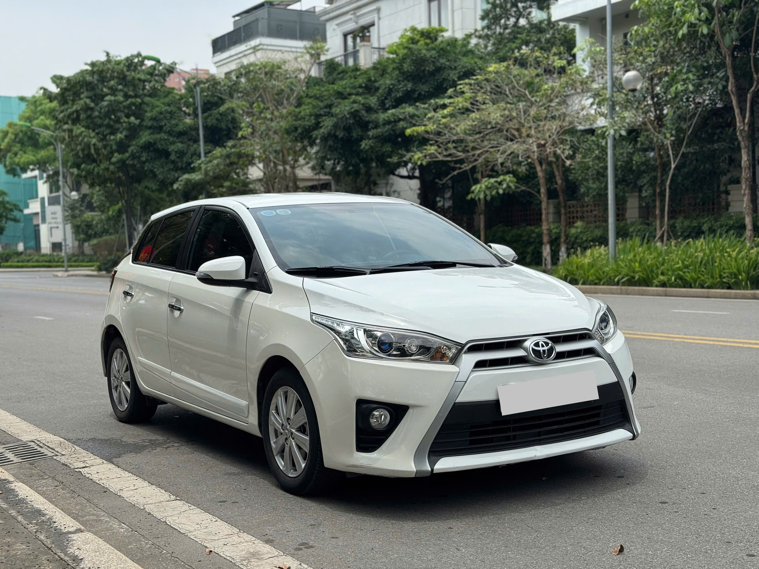 Toyota Yaris 1.3G 2016 màu trắng