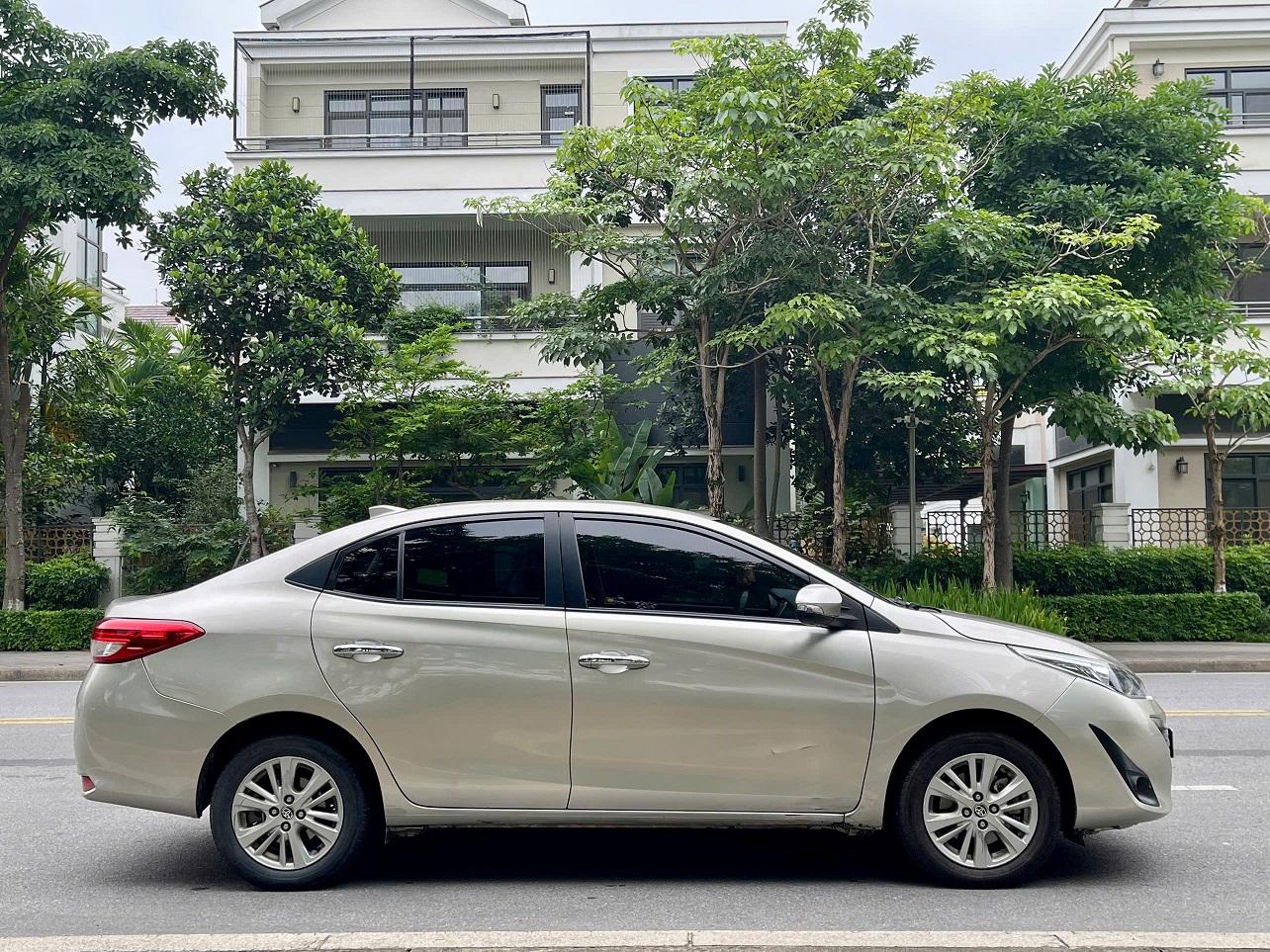 Toyota Vios 1.5G 2019 màu vàng cát