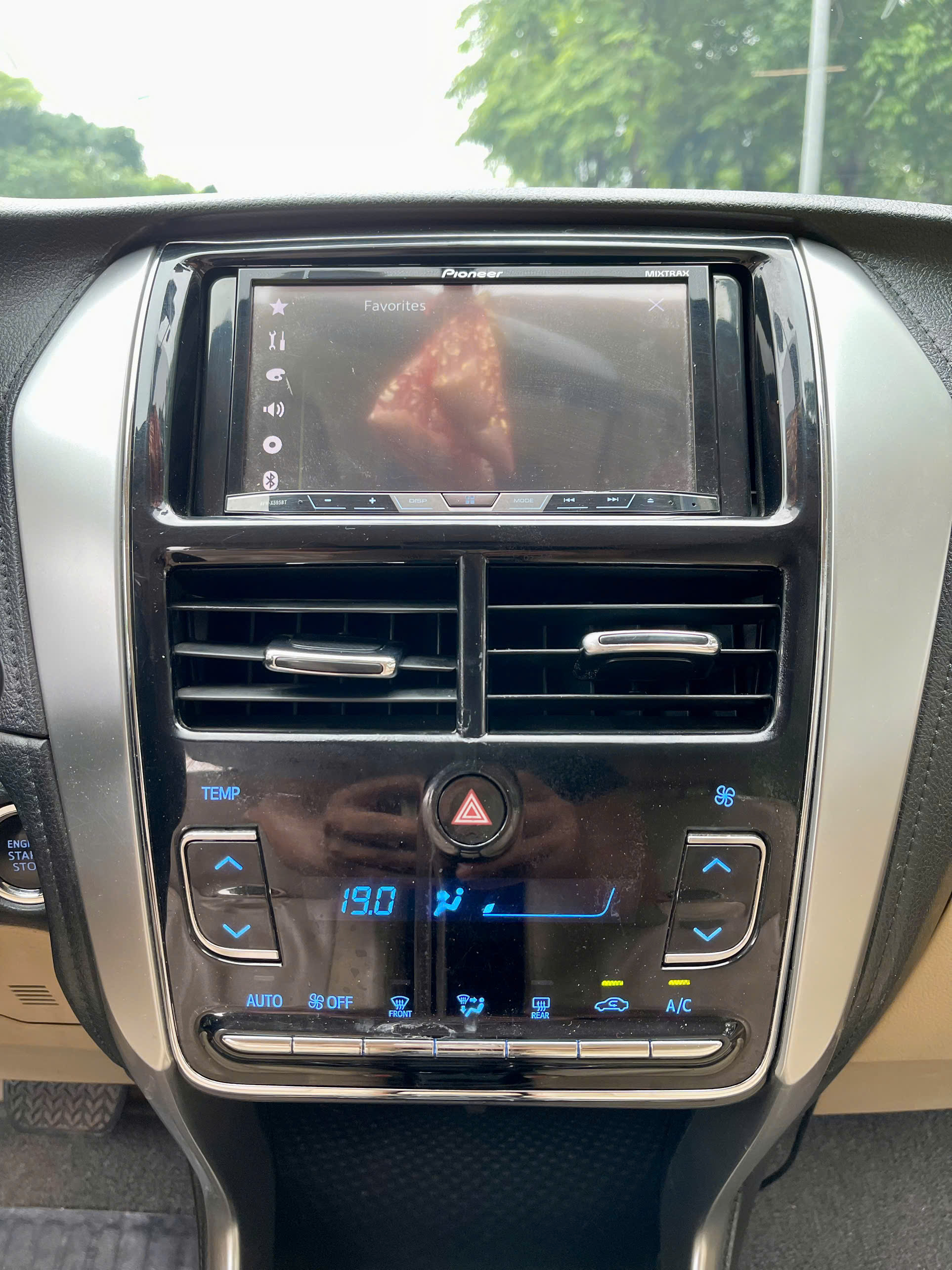 Toyota Vios 1.5G 2019 màu vàng cát