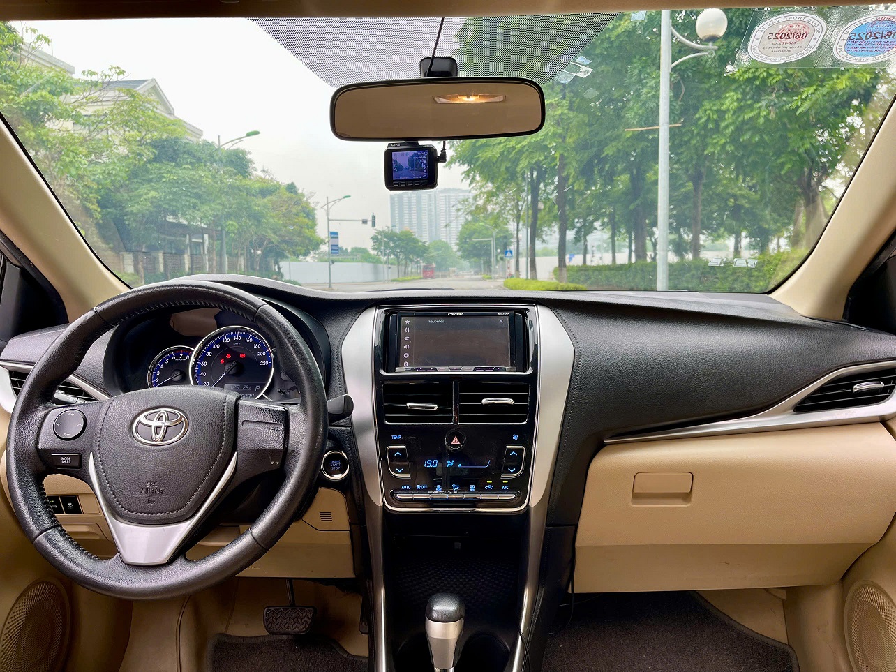 Toyota Vios 1.5G 2019 màu vàng cát