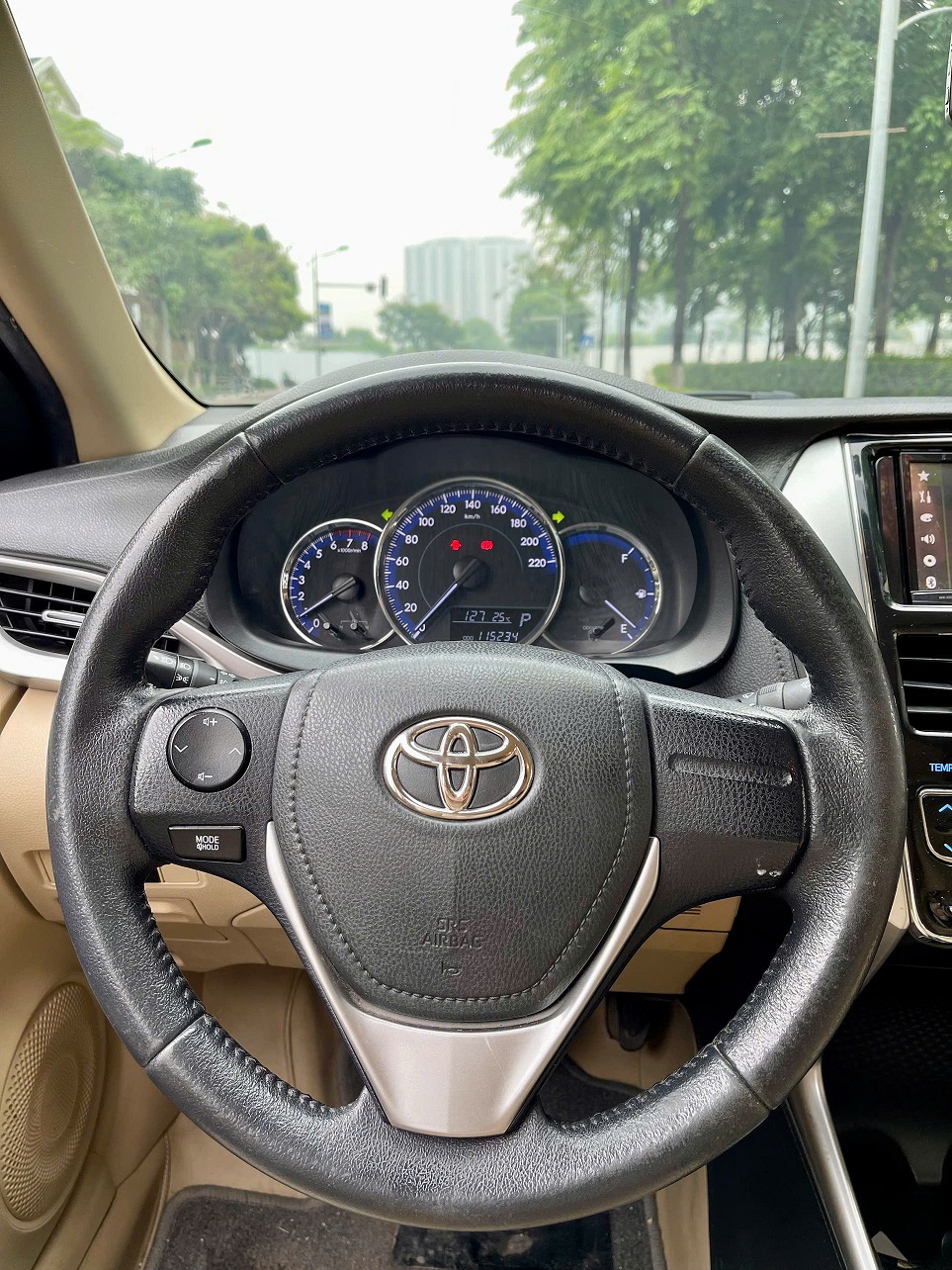 Toyota Vios 1.5G 2019 màu vàng cát