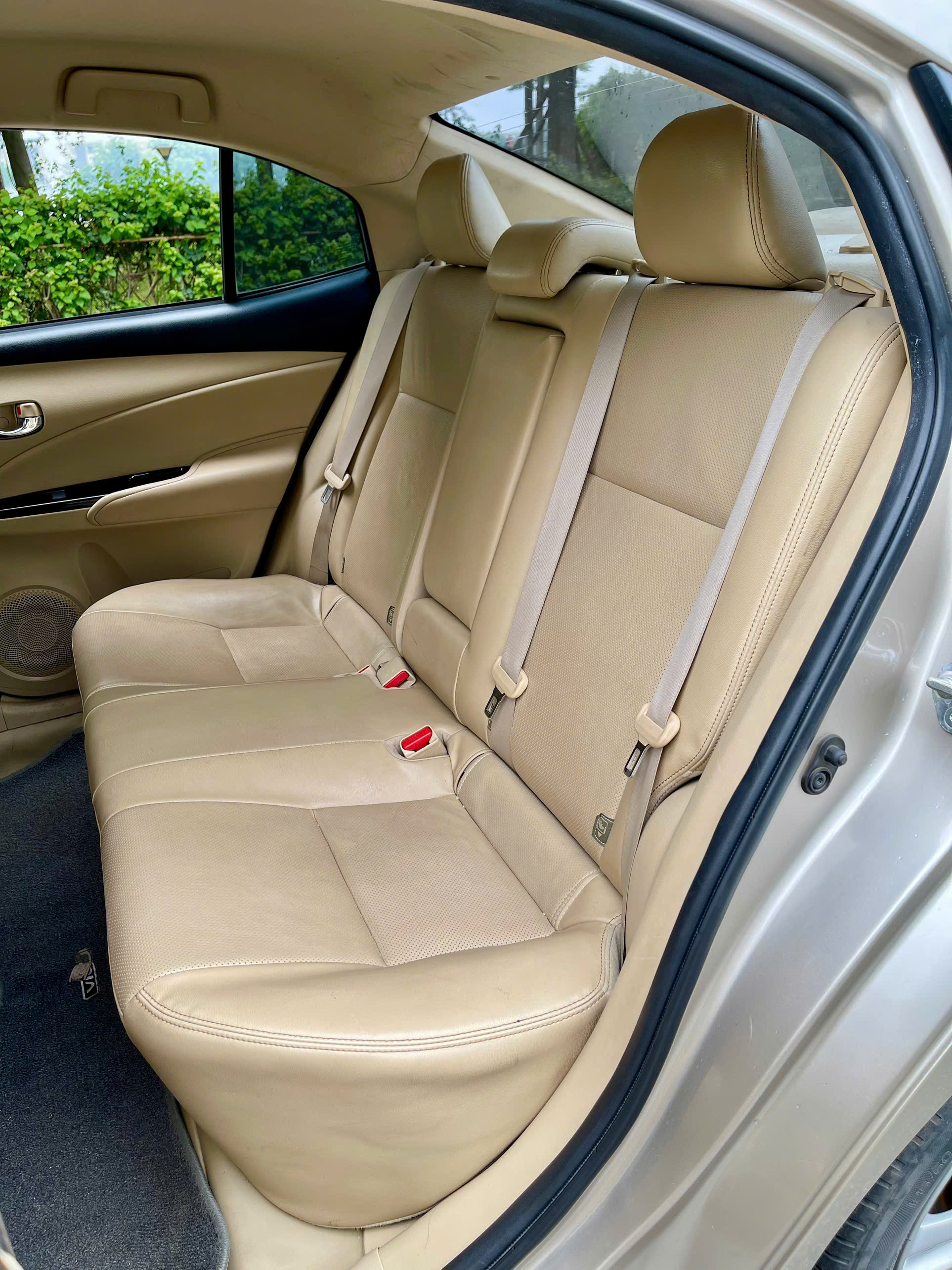 Toyota Vios 1.5G 2019 màu vàng cát