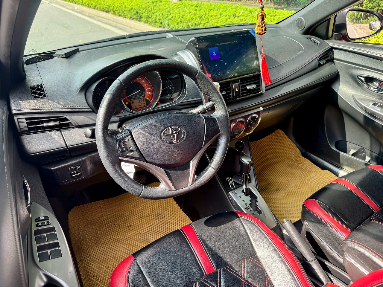 Toyota Yaris 1.3G 2016 màu đỏ